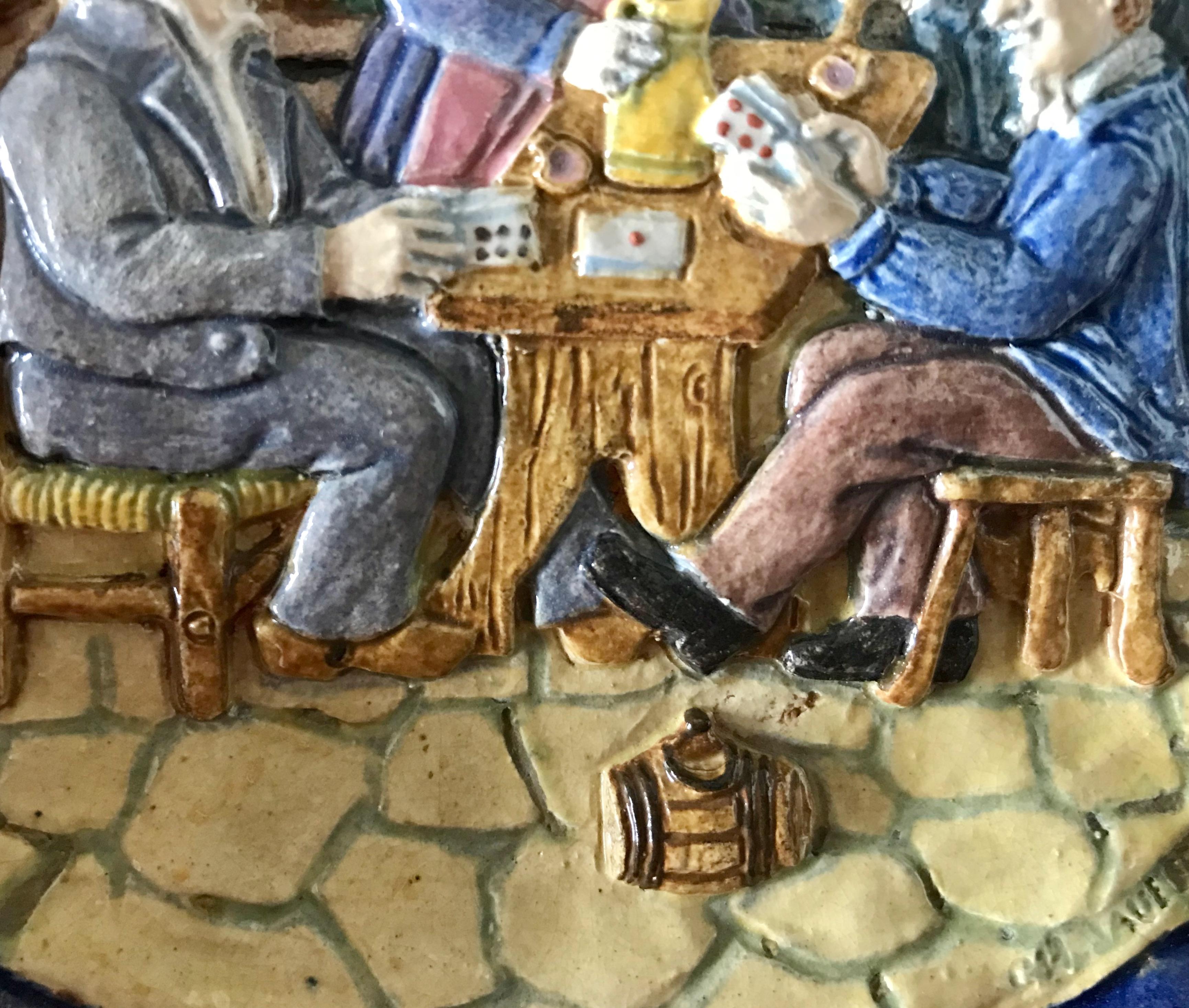 1880 - Coppia di piatti decorativi in maiolica Folk Art Decor con bordi blu marino in vendita 7