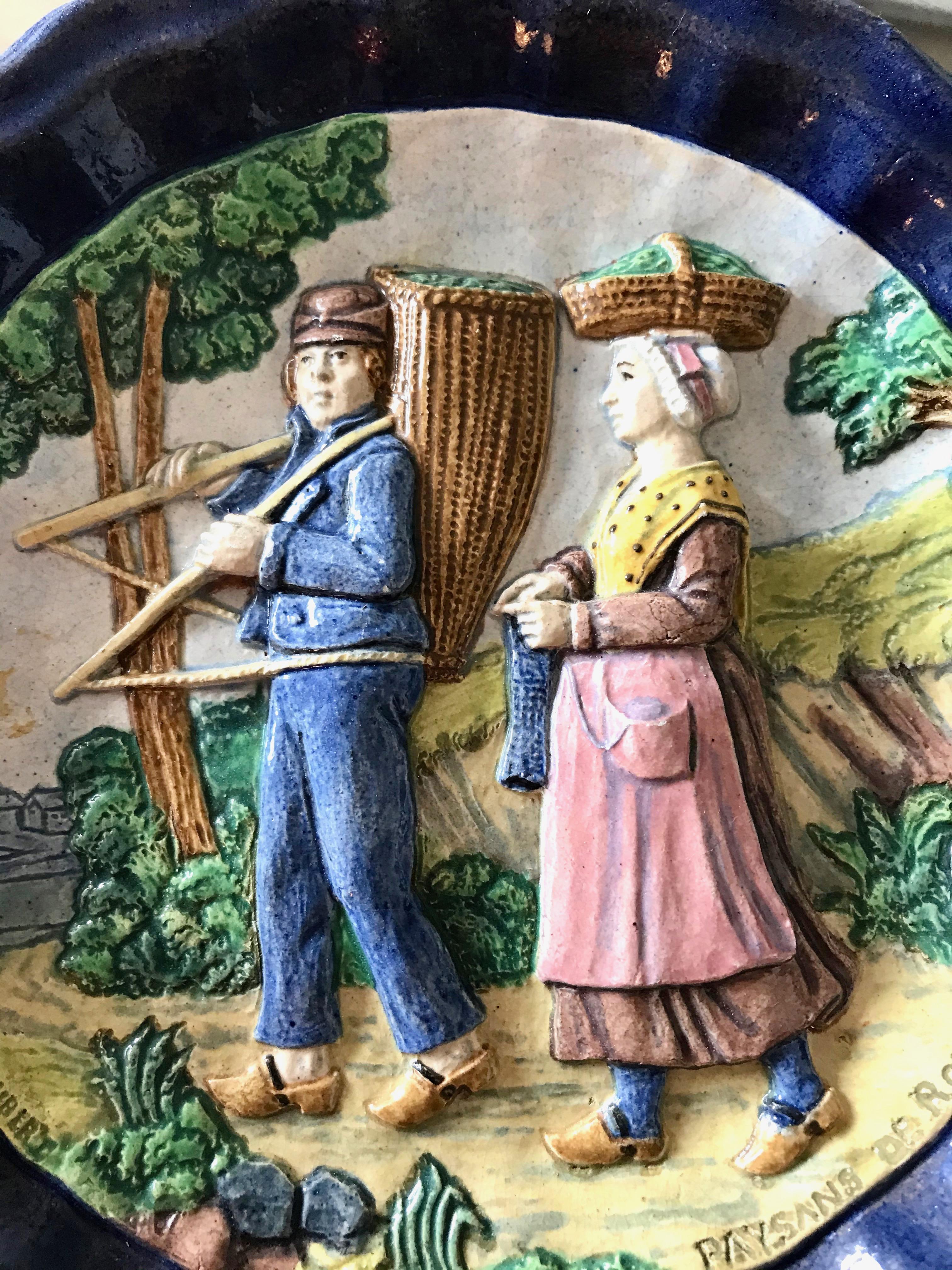 1880 - Coppia di piatti decorativi in maiolica Folk Art Decor con bordi blu marino in vendita 8
