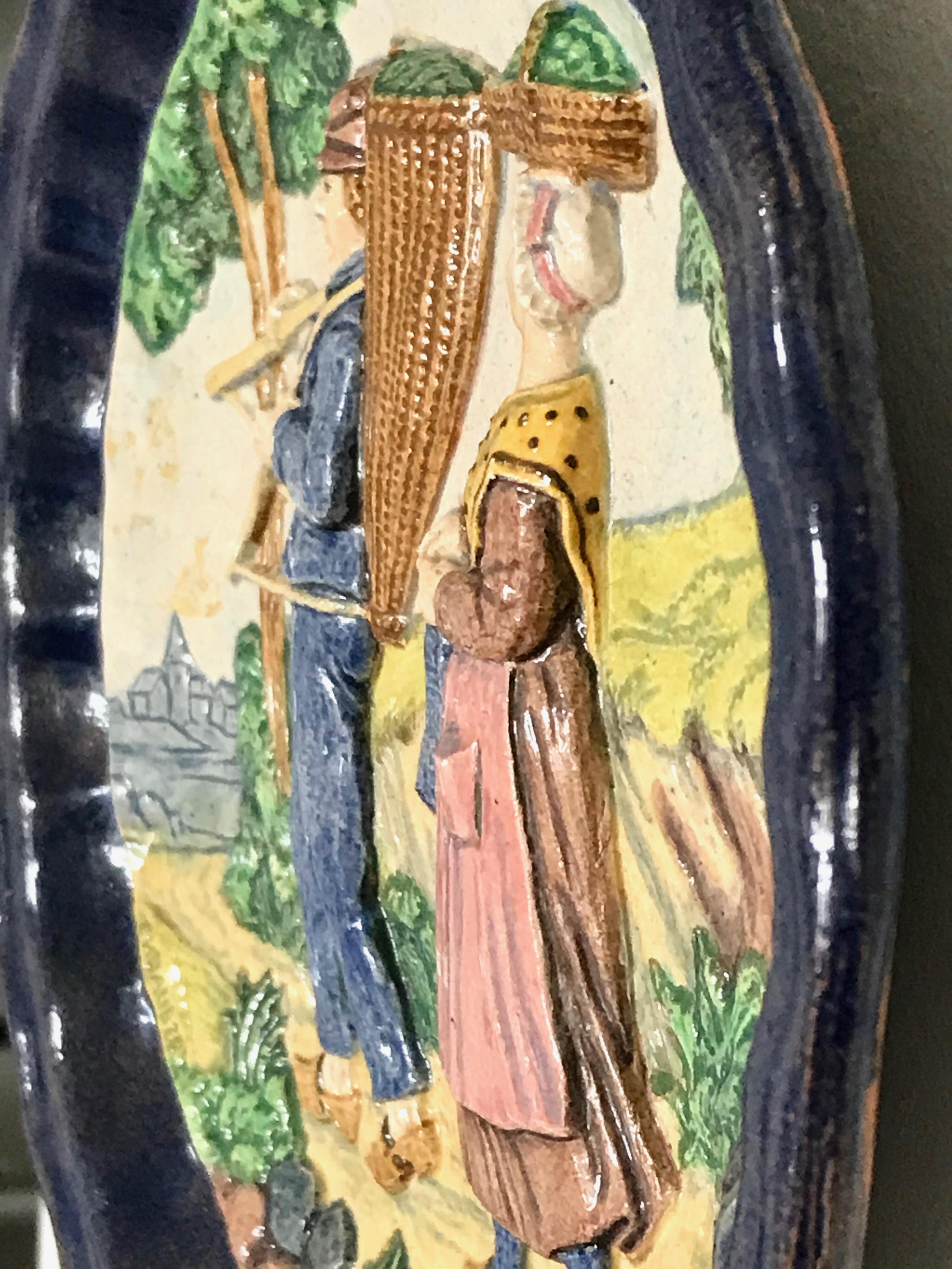1880 - Coppia di piatti decorativi in maiolica Folk Art Decor con bordi blu marino in vendita 1
