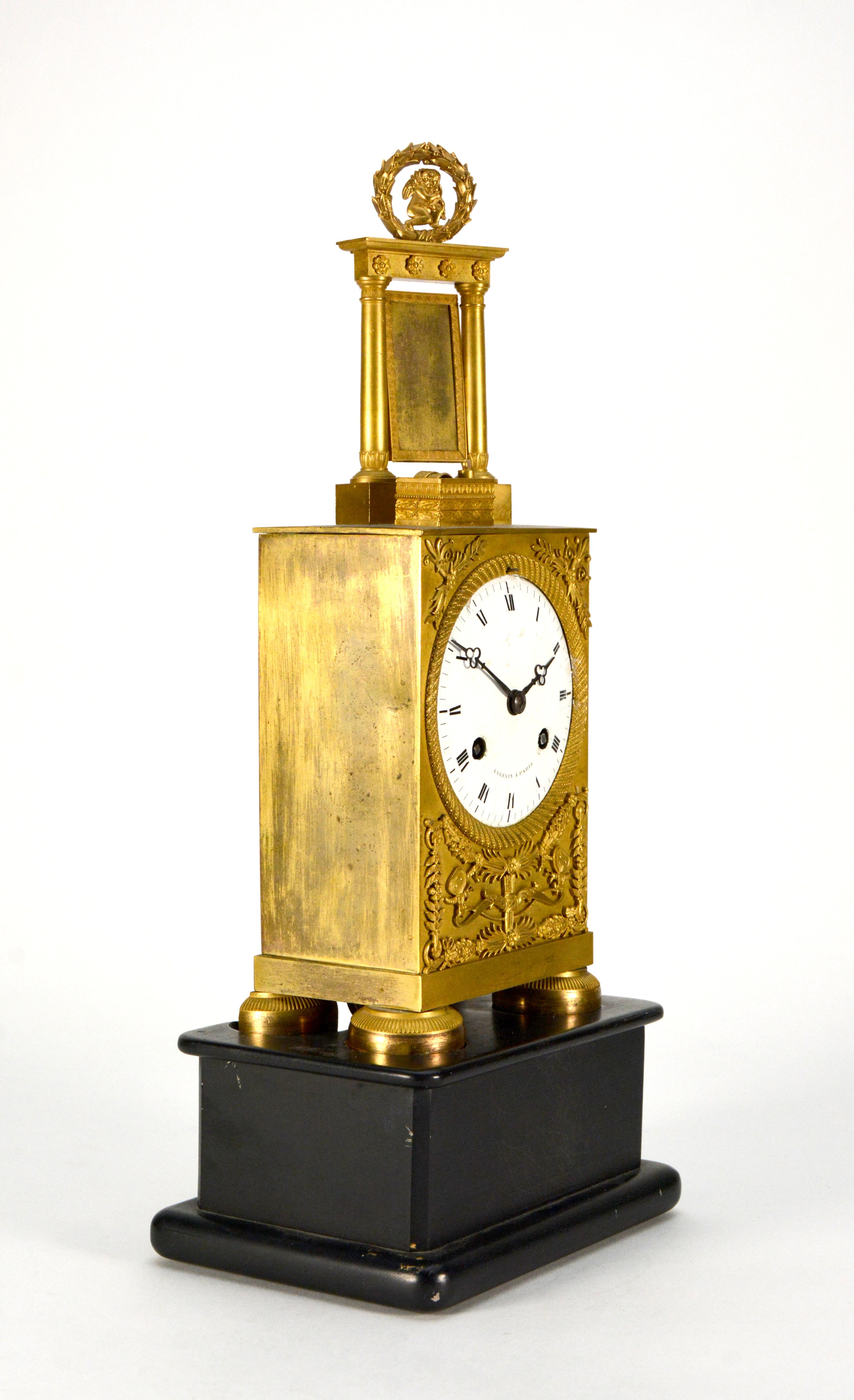 Pendule de cheminée ancienne en bronze doré Empire par Angevin A Paris

MOUVEMENT : Mécanisme de remontage de 8 jours

FONCTION : heure avec sonnerie de la demi-heure et de l'heure

TAILLE : 16 