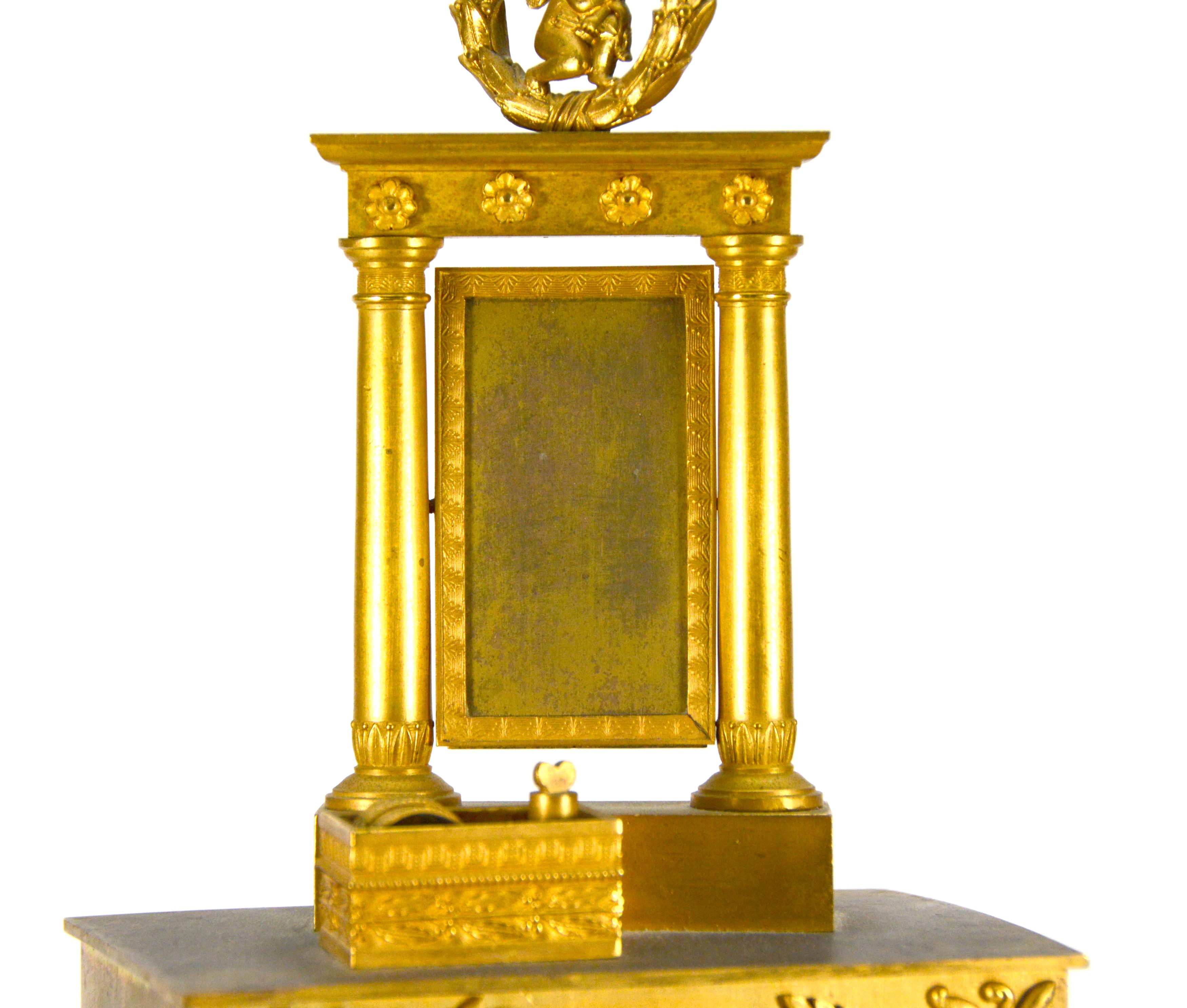 Bronze Pendule de cheminée en bronze Empire avec suspension en soie française de 1880 par Angevin A Paris en vente