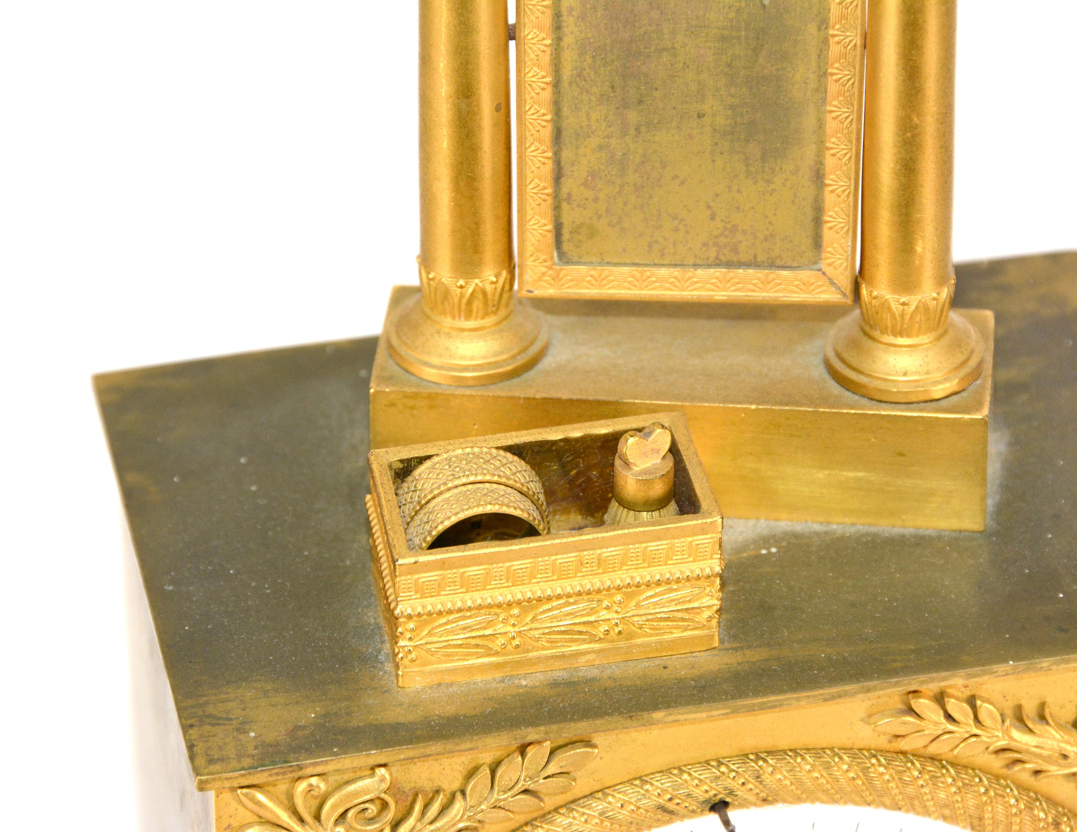 Pendule de cheminée en bronze Empire avec suspension en soie française de 1880 par Angevin A Paris en vente 1