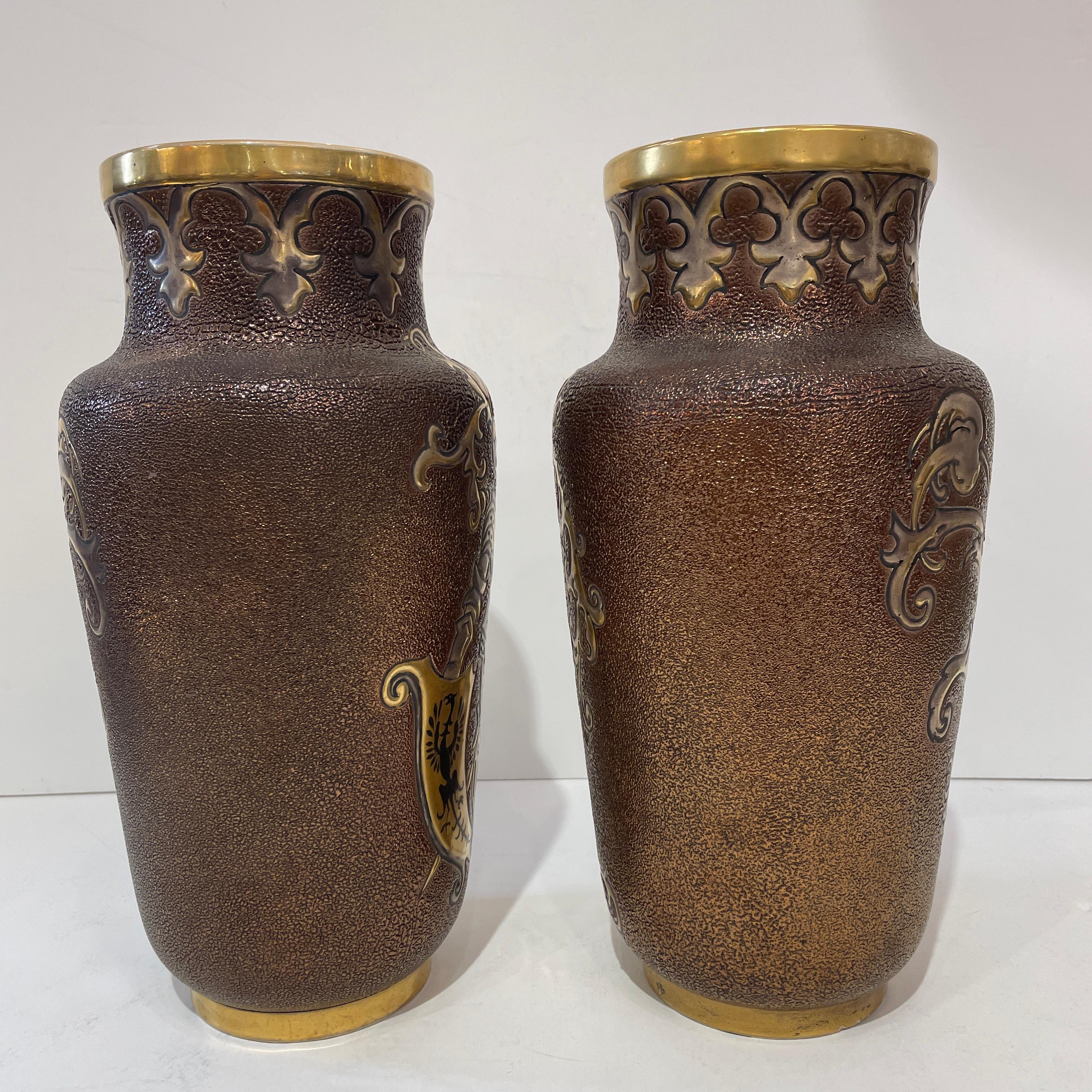 Ein sehr seltenes, signiertes Paar Fayence-Vasen aus der renommierten französischen Manufaktur Gien, mit einer einzigartigen Emailliertechnik, die wegen der schwierigen und zeitaufwändigen Verarbeitung 