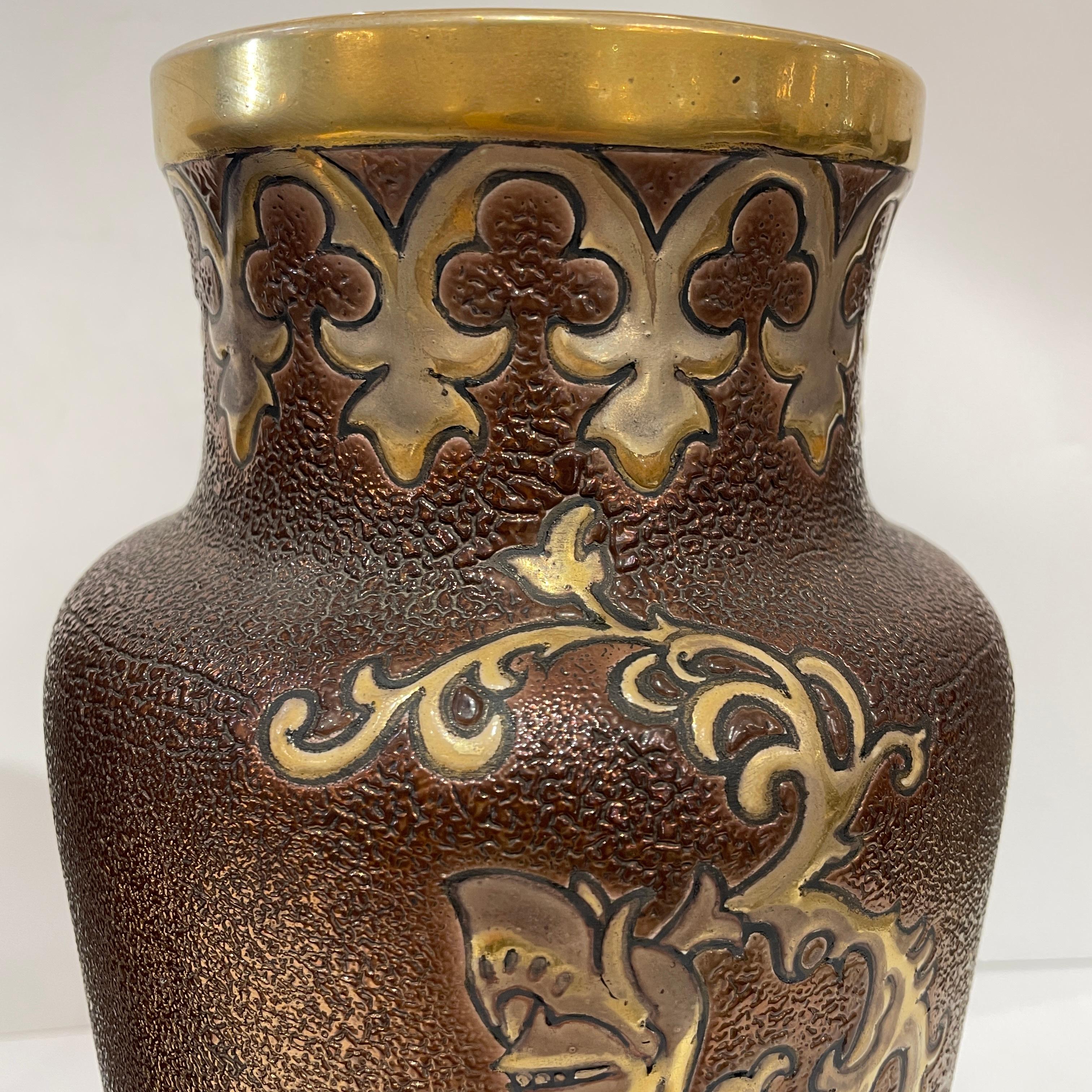 Französische Fayence-Vasen aus Majolika in Gold mit Wappen und Rittern, 1880, Paar (19. Jahrhundert) im Angebot