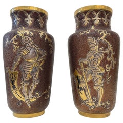 Paire de vases en faïence dorée et chocolat de Gien avec chevaliers armoriés, France, 1880