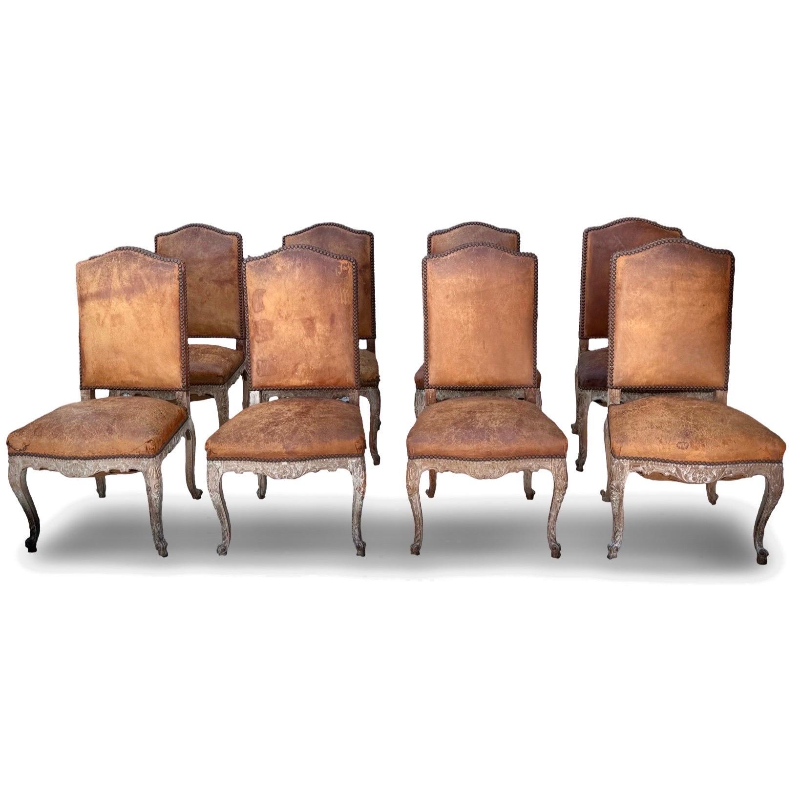 Un set di 8 sedie da pranzo Luigi XV del 1880 in noce cerato, con pelle marrone originale. È possibile scegliere un rivestimento personalizzato in pelle marrone, nera o beige belga, oppure utilizzare il tessuto del cliente.