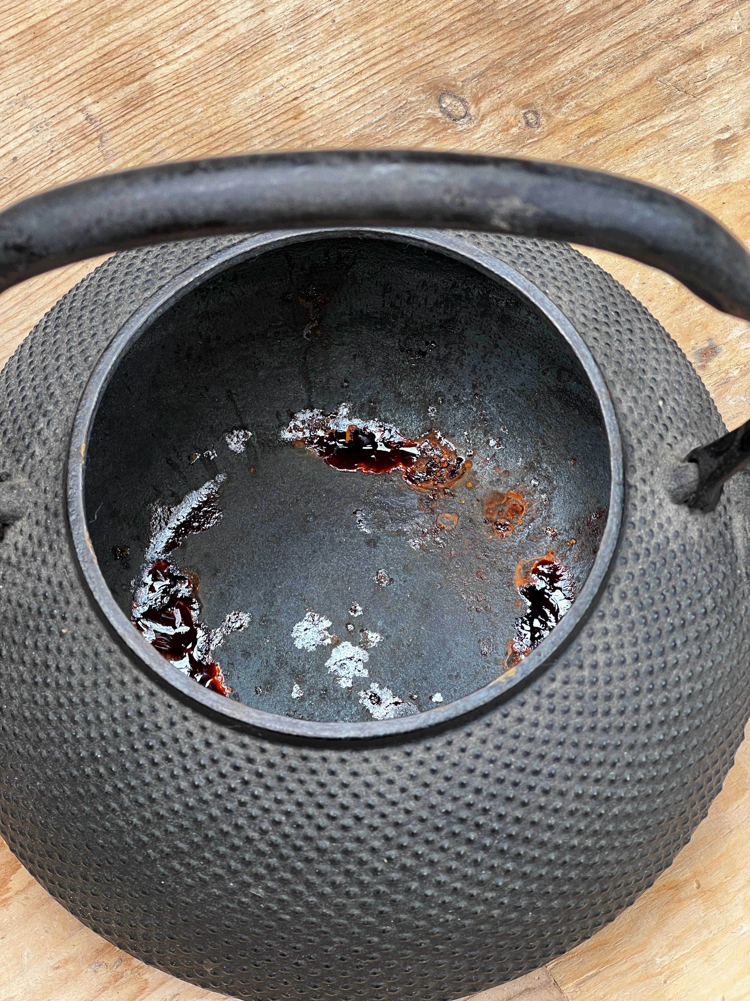 1880 Meiji Japanese Cast Iron Nambu Tekki Kettle In Good Condition For Sale In West Hollywood, CA