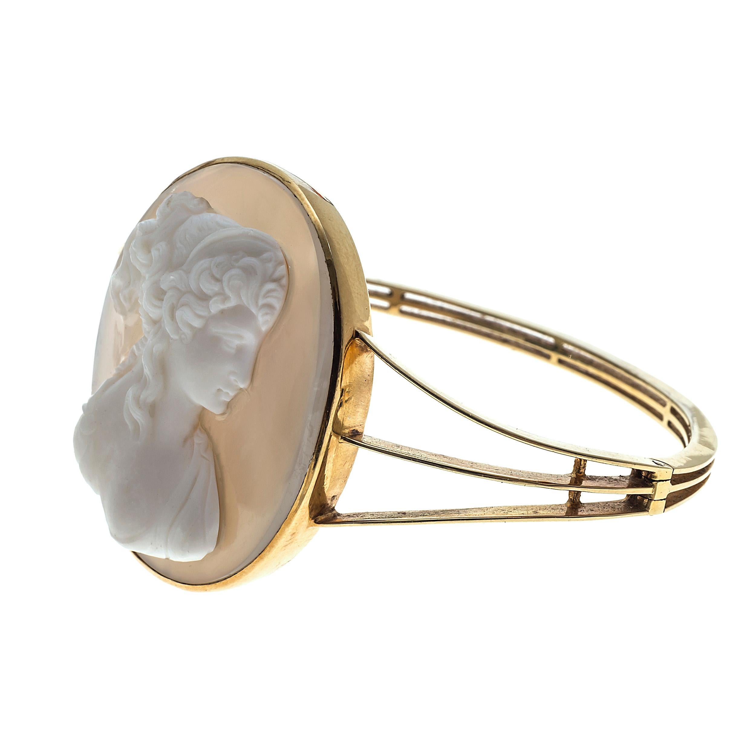 Antike Achat-Kamee-Profilbüste Junge Frau Antique Revival 18 K Gold Armreif (Viktorianisch) im Angebot