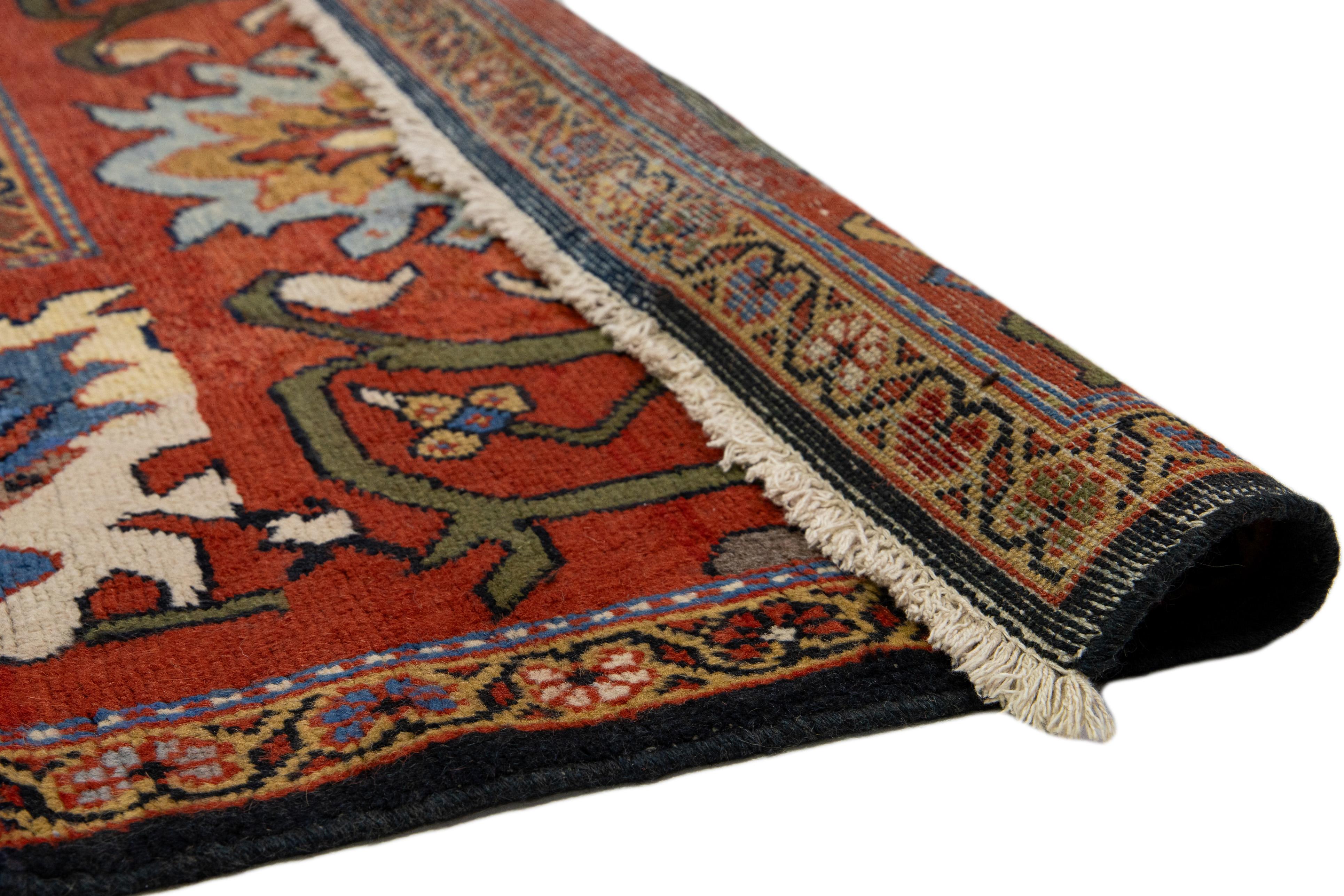 Perse Tapis persan Sultanabad à fleurs anciennes des années 1880 en laine bleu foncé en vente