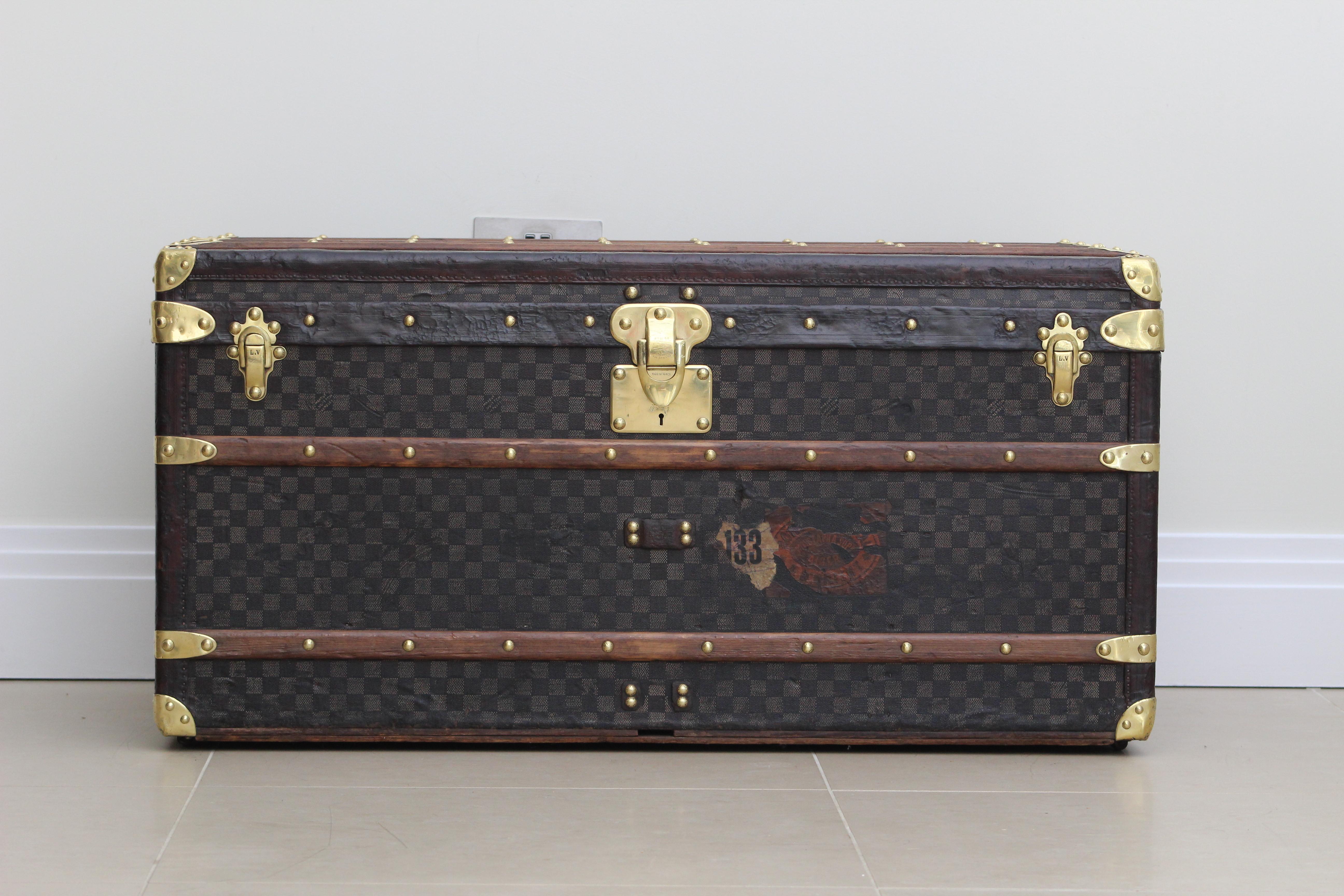 Eine exquisite Louis Vuitton Damier Courier-Truhe aus den 1880er Jahren, ein zeitloses Stück, das Eleganz und Geschichte ausstrahlt. Dieser seltene Fund ist ein echtes Zeugnis für die Handwerkskunst und die dauerhafte Qualität von Louis