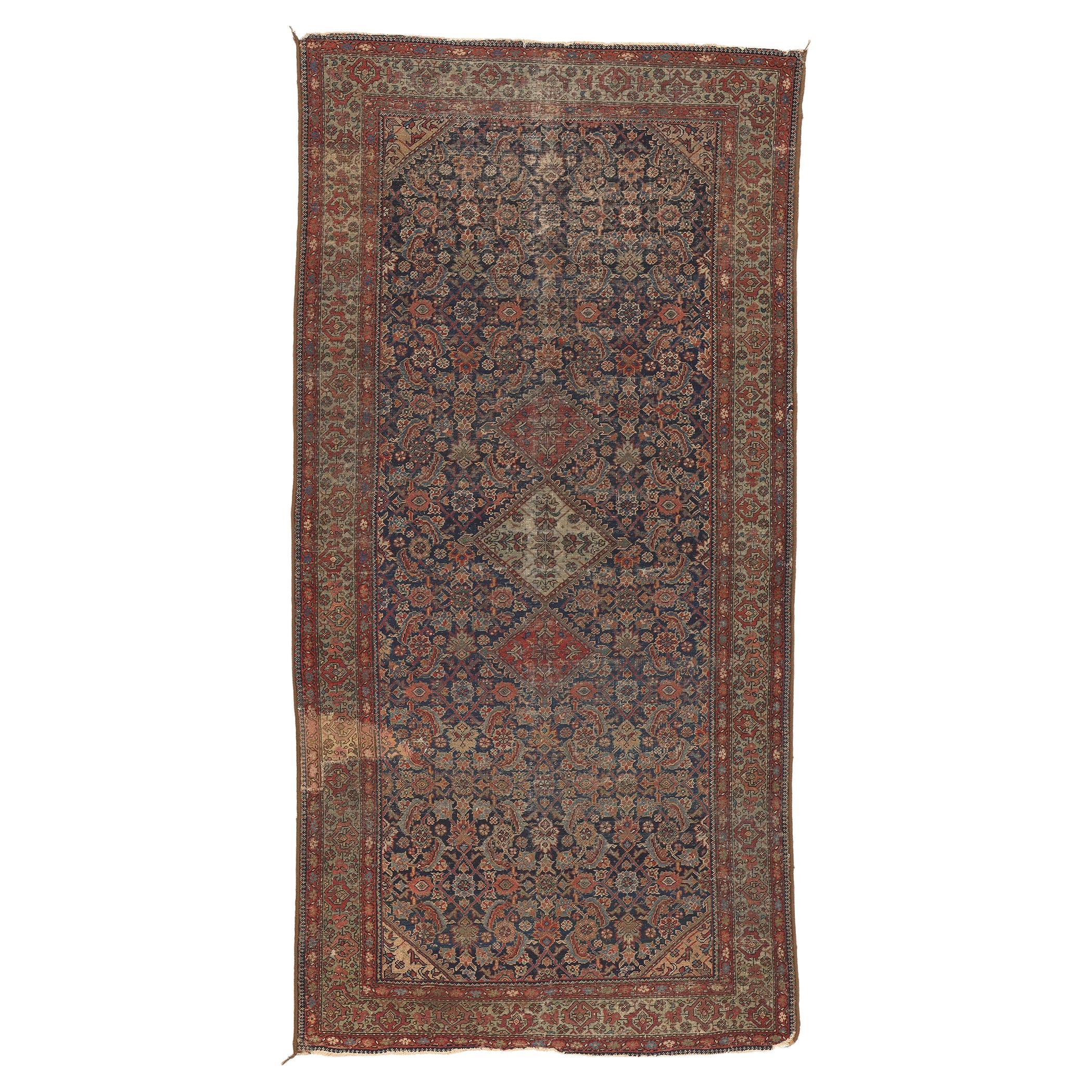 Tappeto antico persiano Farahan del 1880, la bellezza del tempo incontra la sensibilità rustica in vendita