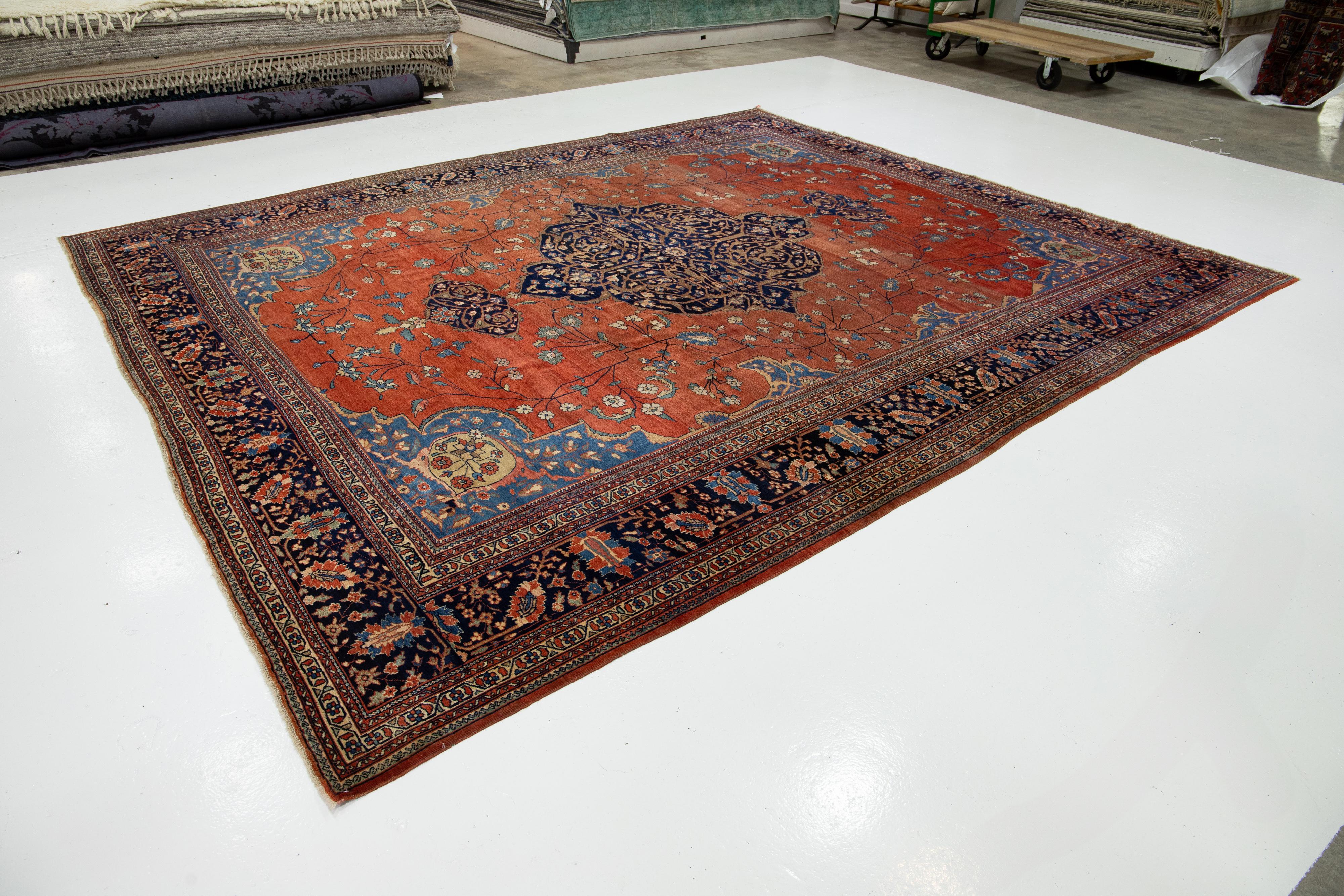 Sarouk Farahan Tapis persan ancien Farahan des années 1880, fabriqué à la main en rouille avec motif de médaillon en vente