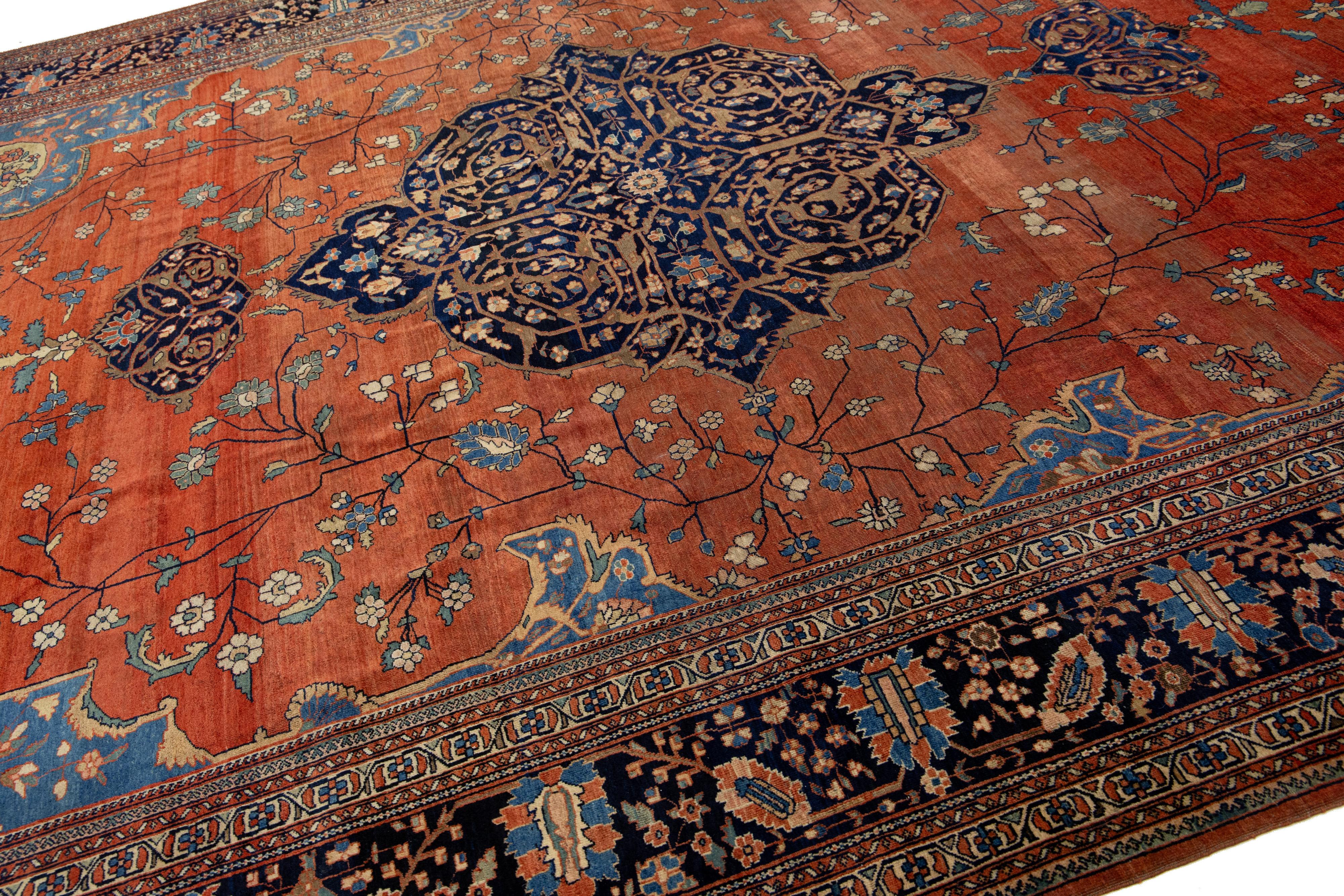 Noué à la main Tapis persan ancien Farahan des années 1880, fabriqué à la main en rouille avec motif de médaillon en vente