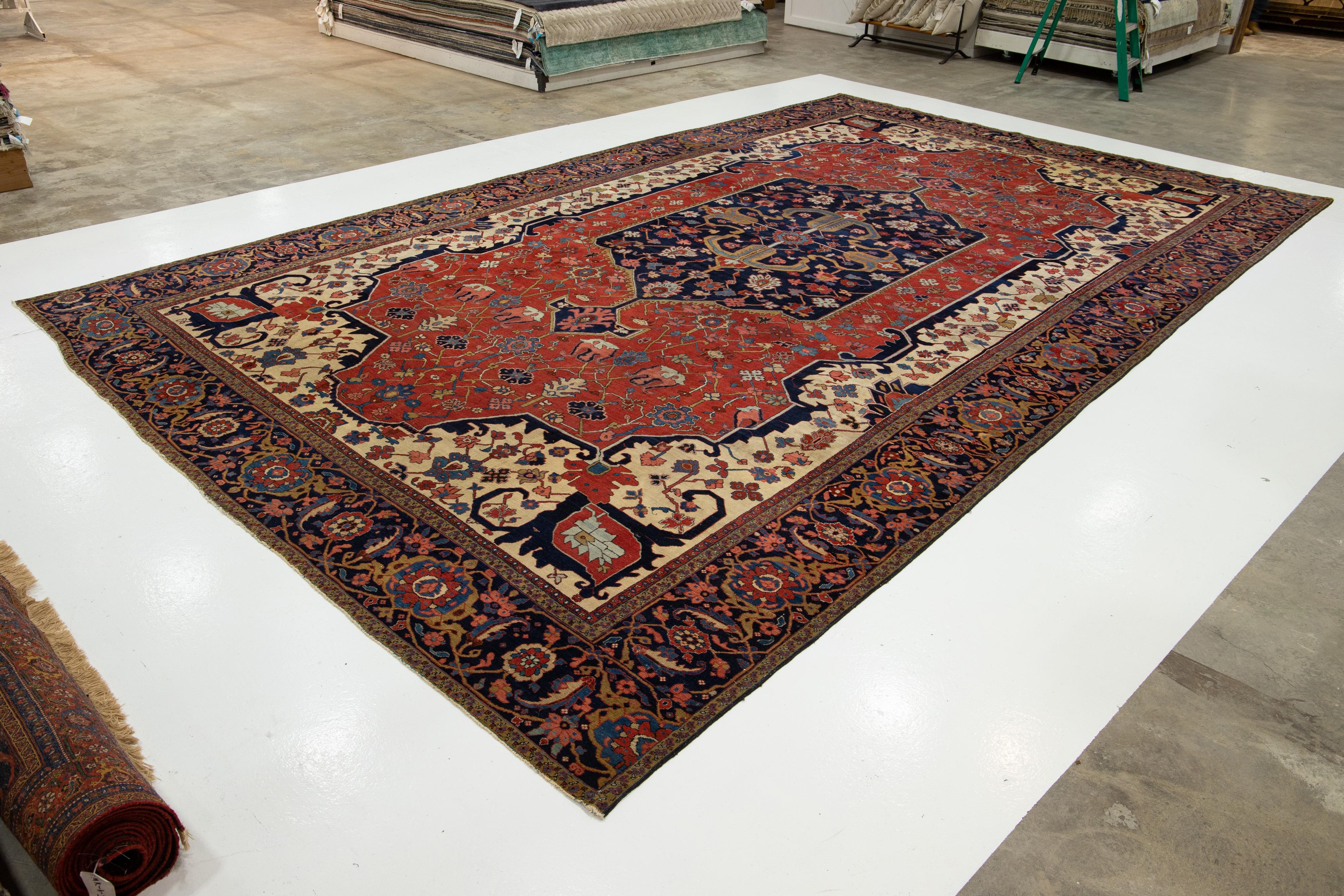 Perse Tapis persan ancien Heriz en laine rouge avec motif de médaillon, années 1880 en vente