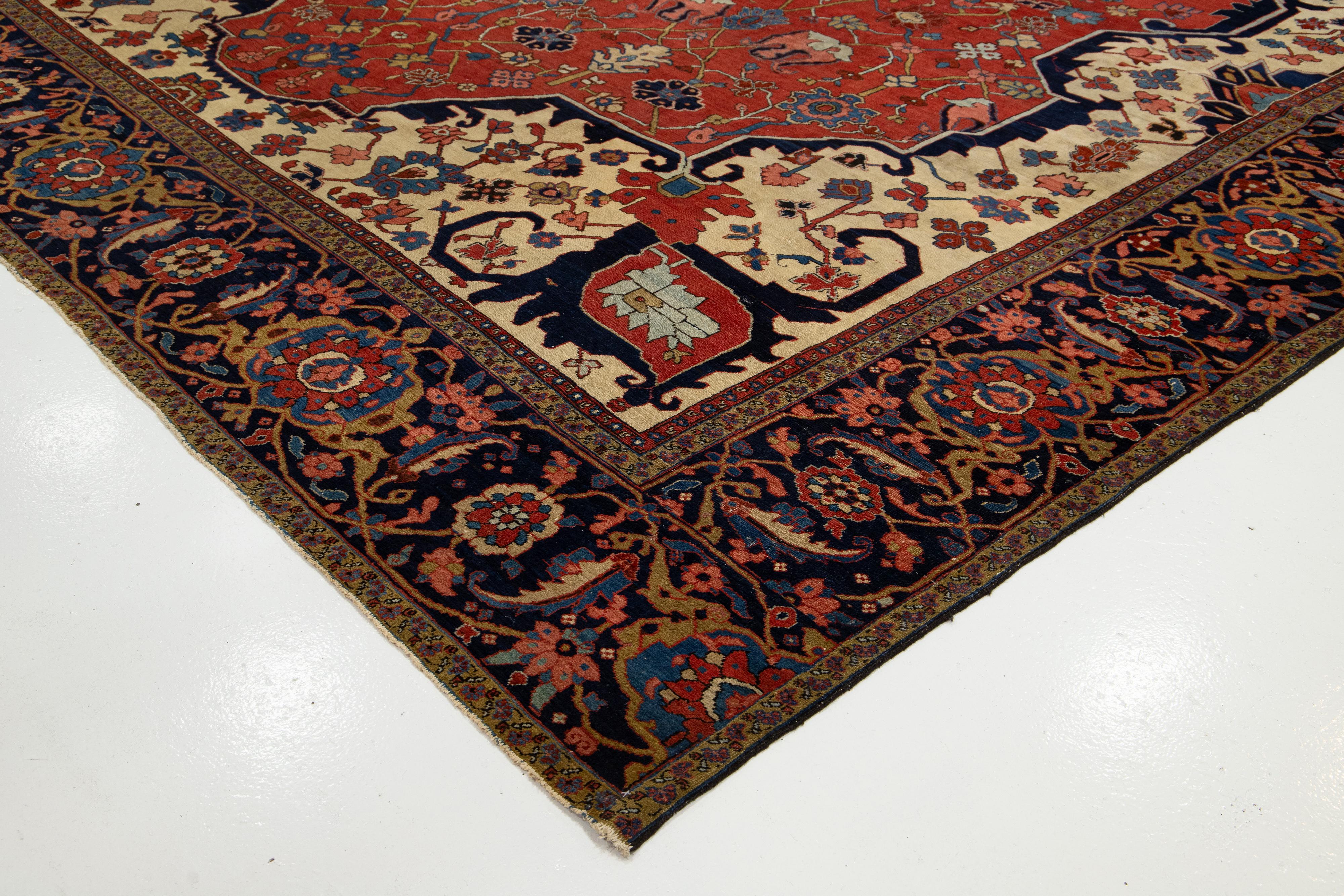Noué à la main Tapis persan ancien Heriz en laine rouge avec motif de médaillon, années 1880 en vente