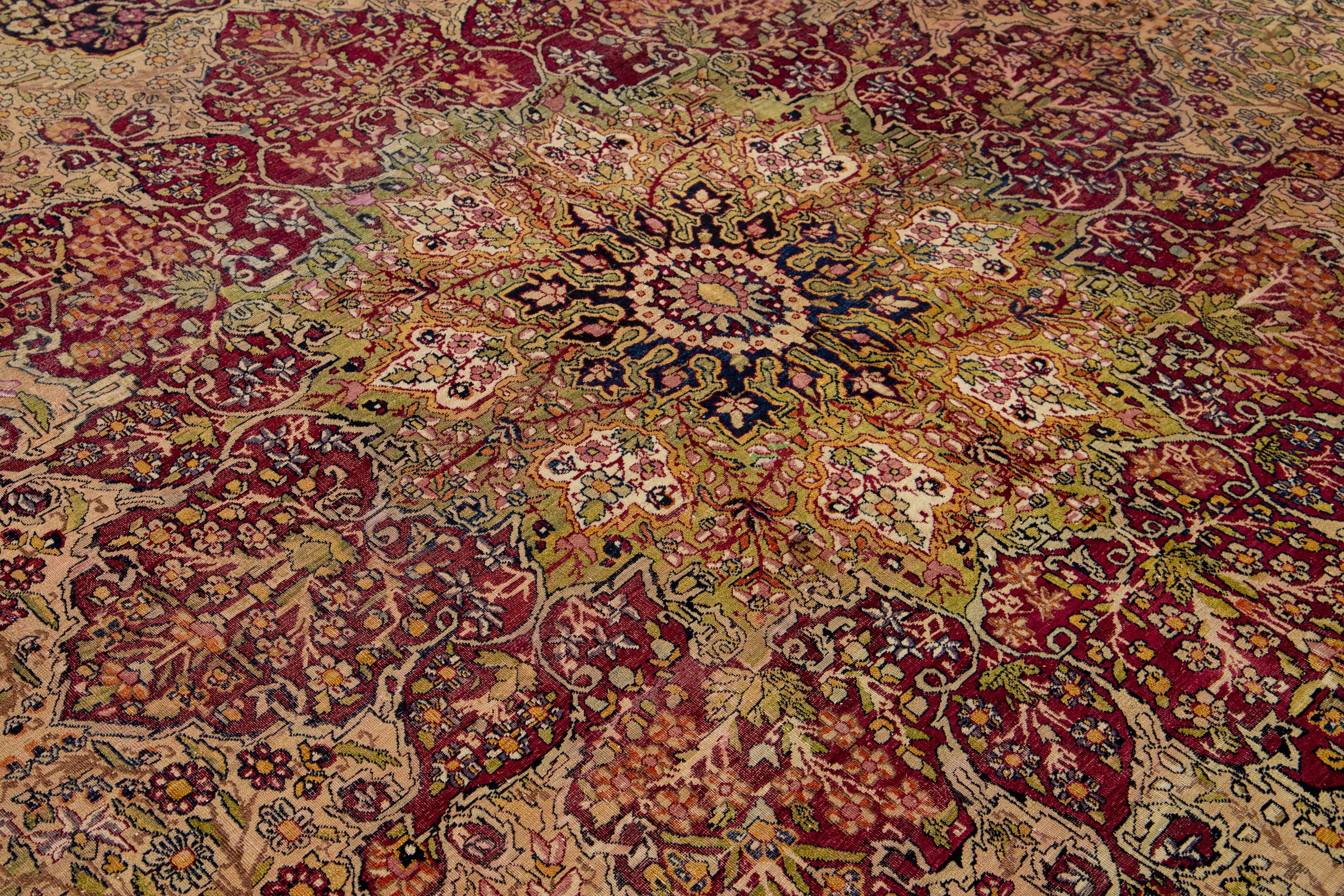 Laine Tapis persan ancien Kerman en laine rouge des années 1880, fabriqué à la main avec un motif de rosette en vente
