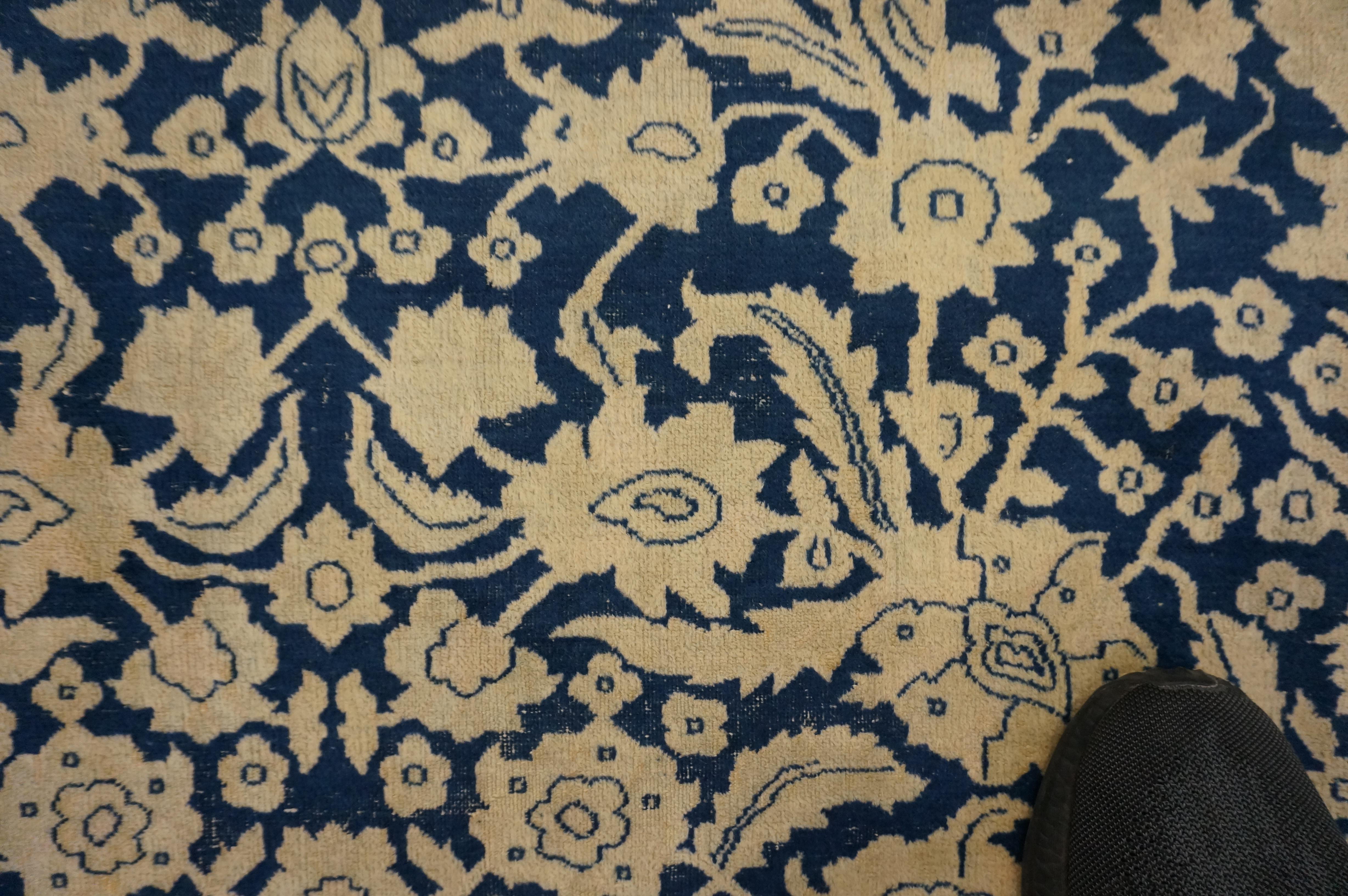 1880er Jahre antike persische Mohtasham Kashan 9x12 Indigo Blau & Elfenbein Bereich Teppich (Wolle) im Angebot