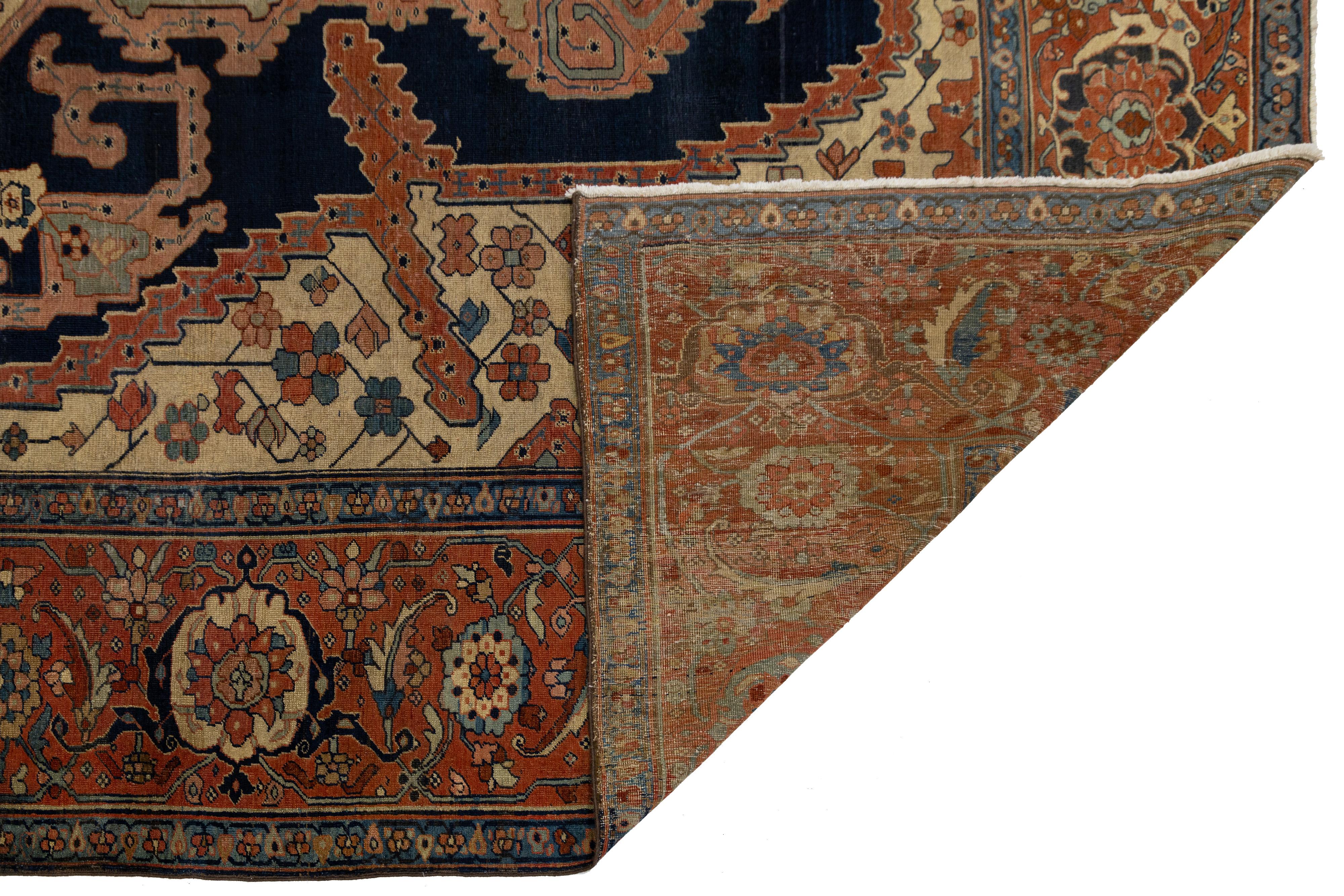 Antiker persischer Serapi-Teppich aus blauer Wolle mit Medaillon-Design aus den 1880er Jahren (Heriz Serapi) im Angebot