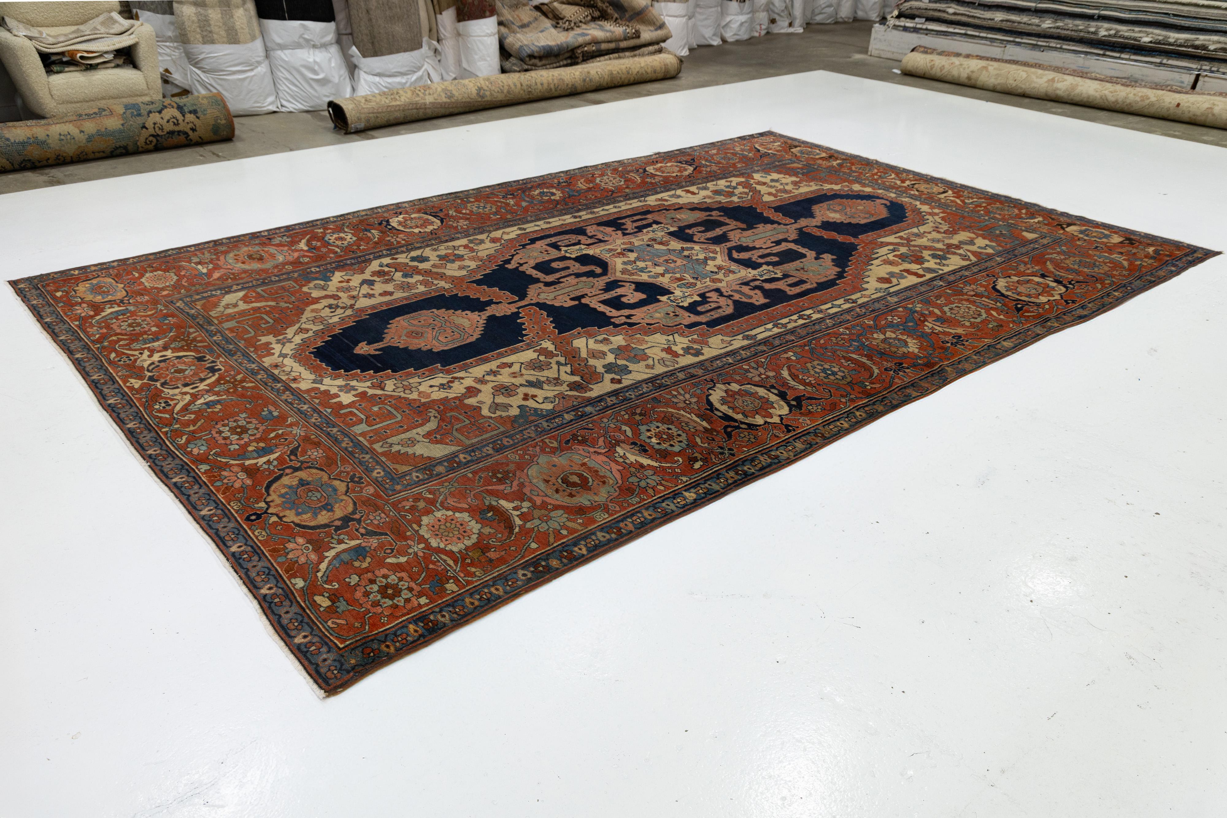 Antiker persischer Serapi-Teppich aus blauer Wolle mit Medaillon-Design aus den 1880er Jahren (Persisch) im Angebot