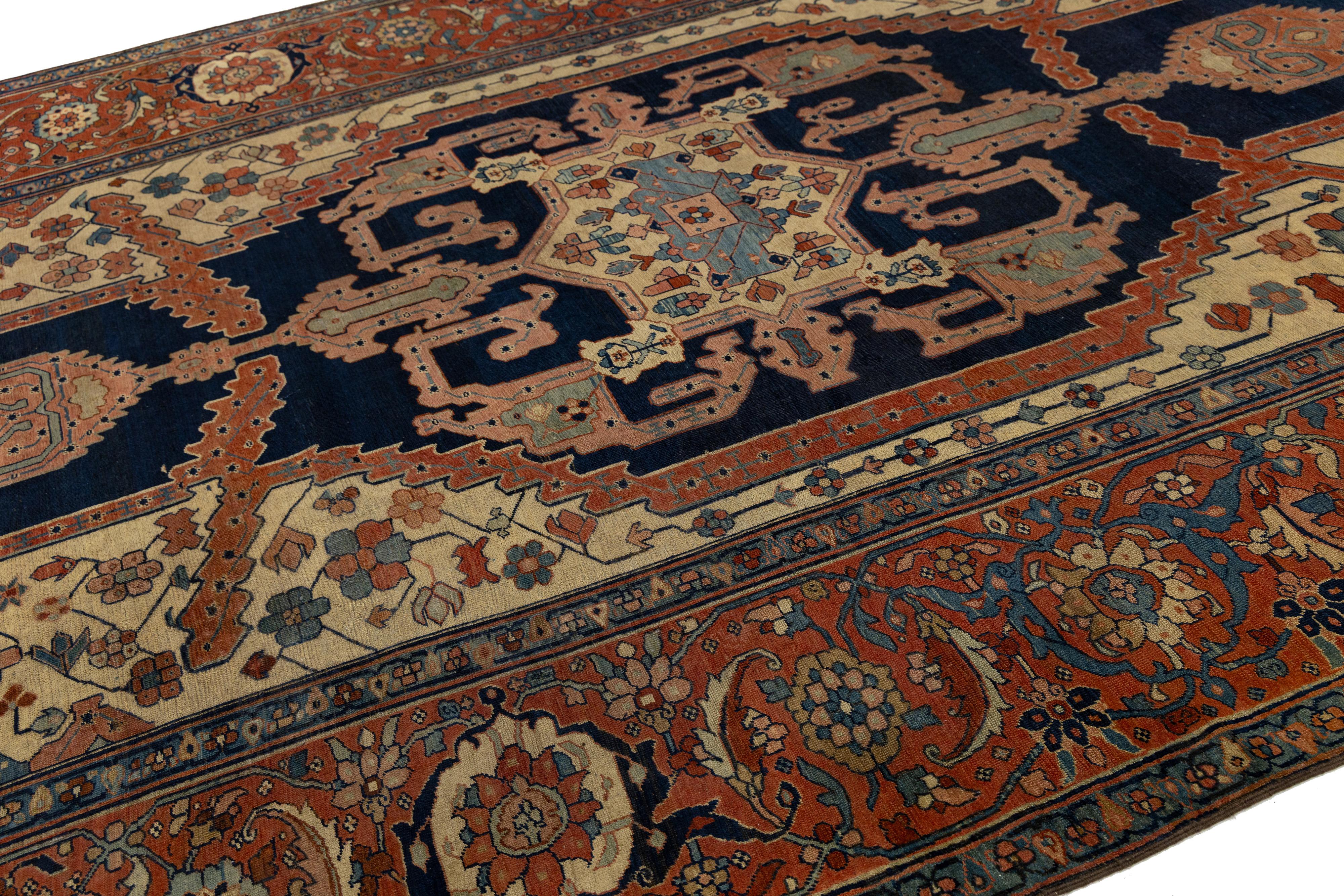Antiker persischer Serapi-Teppich aus blauer Wolle mit Medaillon-Design aus den 1880er Jahren (Handgeknüpft) im Angebot