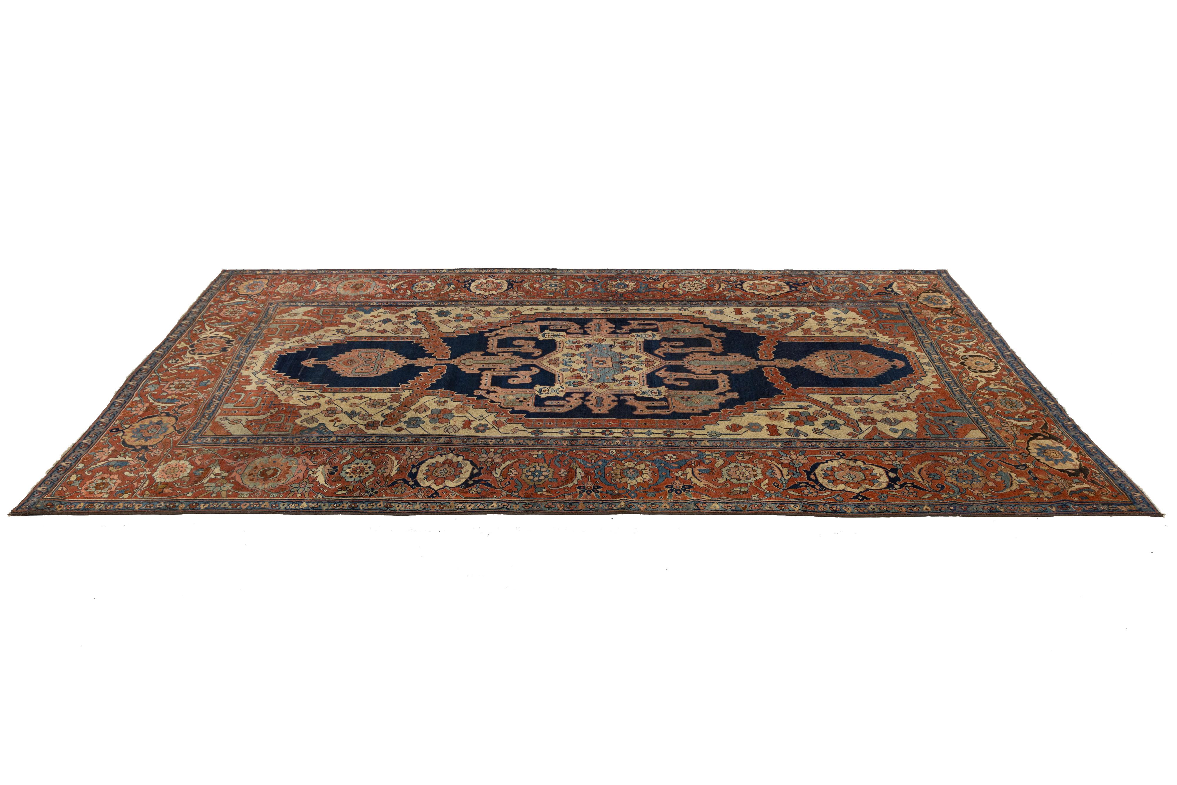 Antiker persischer Serapi-Teppich aus blauer Wolle mit Medaillon-Design aus den 1880er Jahren im Zustand „Hervorragend“ im Angebot in Norwalk, CT