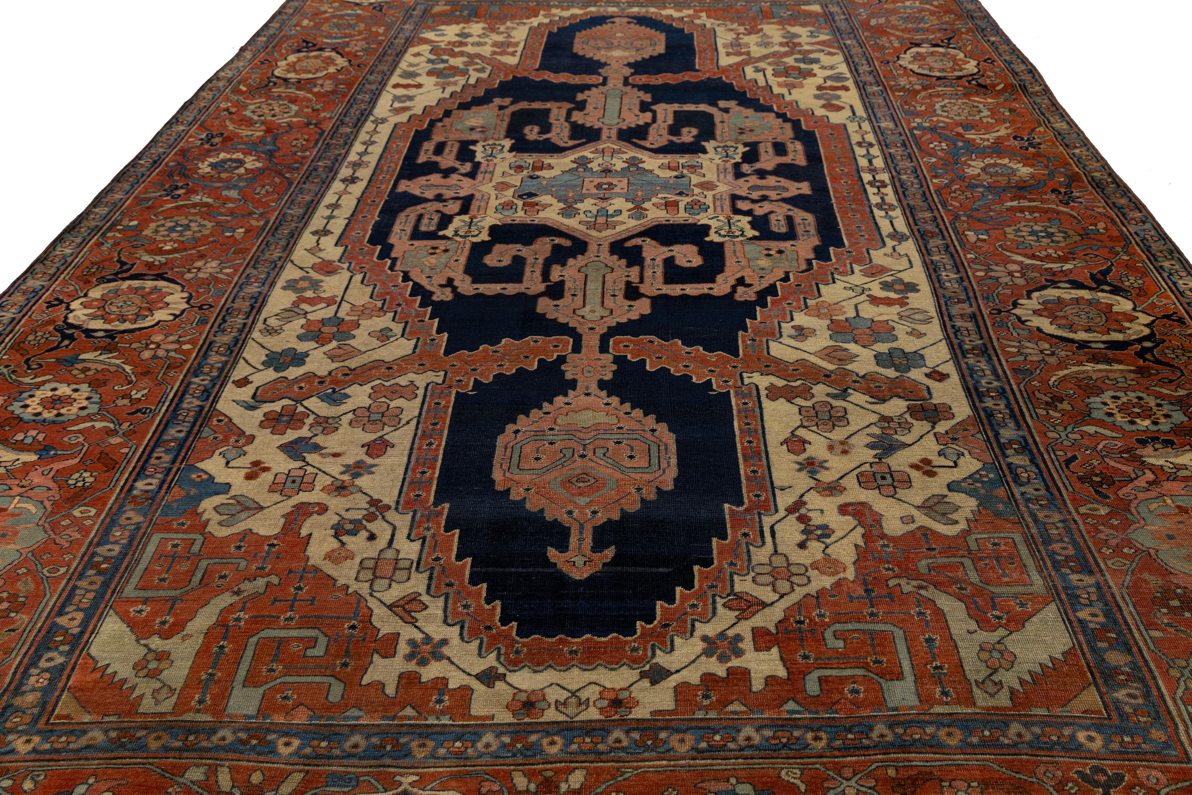 Antiker persischer Serapi-Teppich aus blauer Wolle mit Medaillon-Design aus den 1880er Jahren im Angebot 1