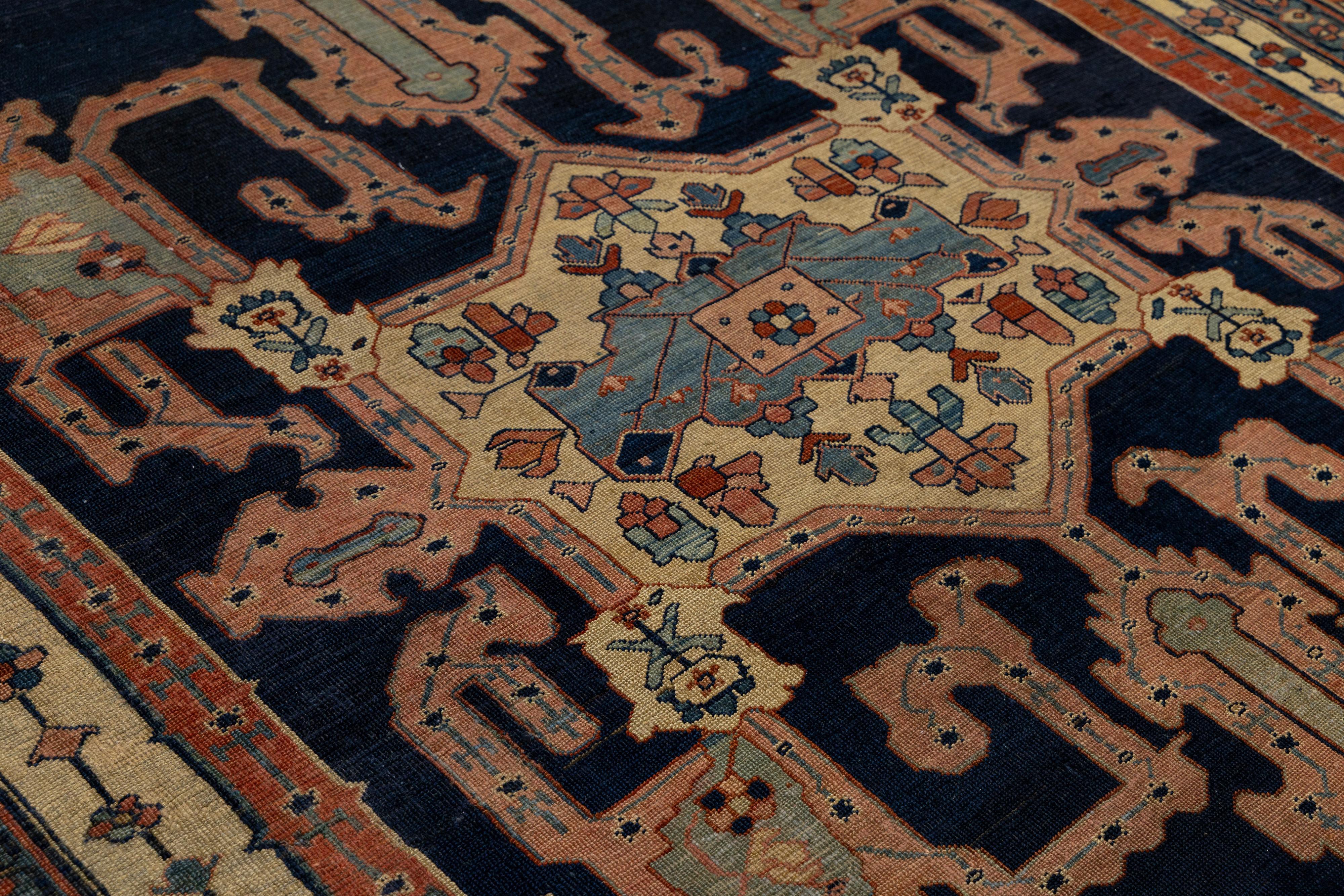 Antiker persischer Serapi-Teppich aus blauer Wolle mit Medaillon-Design aus den 1880er Jahren im Angebot 2
