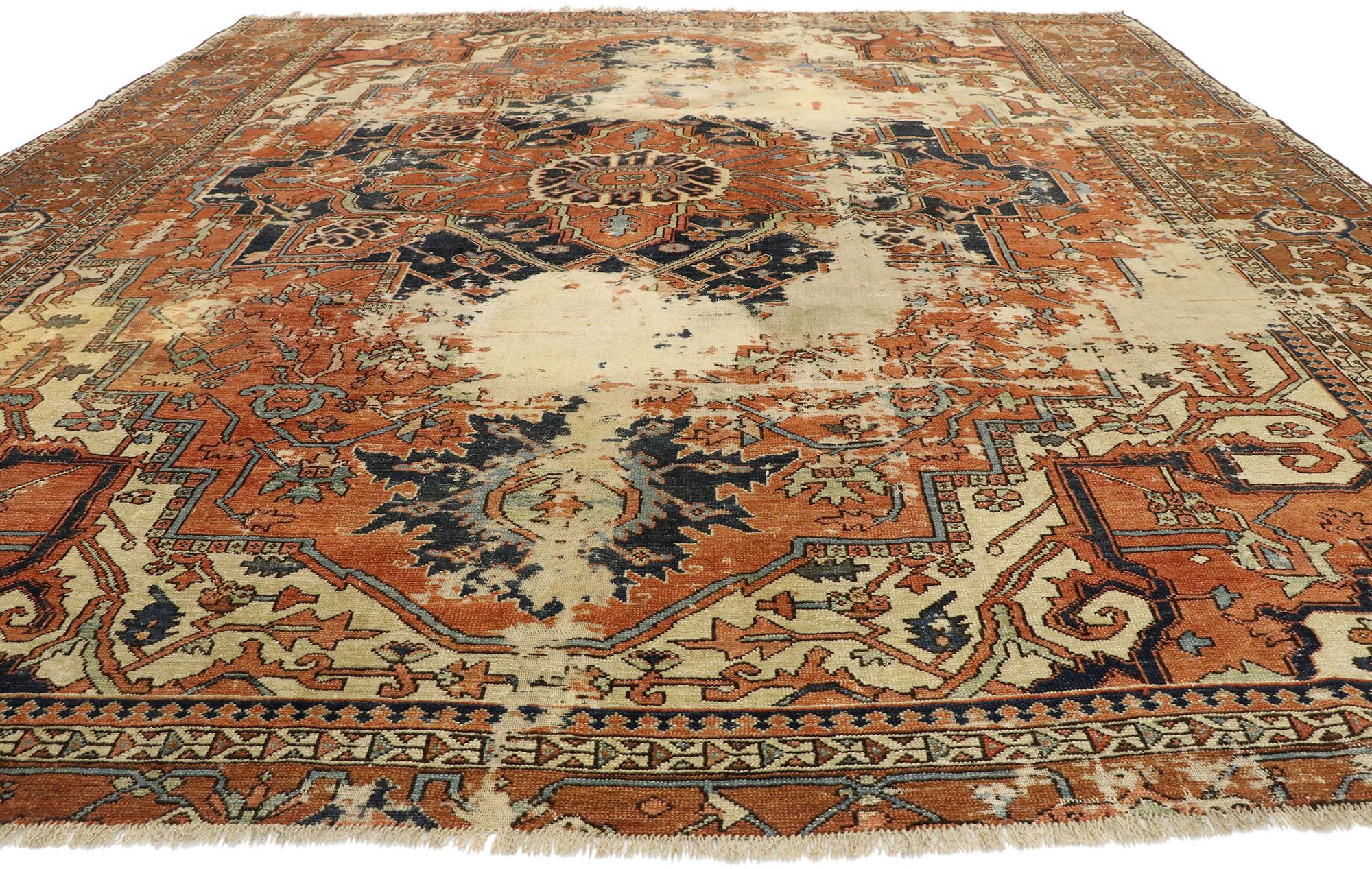 Tapis persan Serapi ancien des années 1880 avec style traditionnel Abîmé - En vente à Dallas, TX