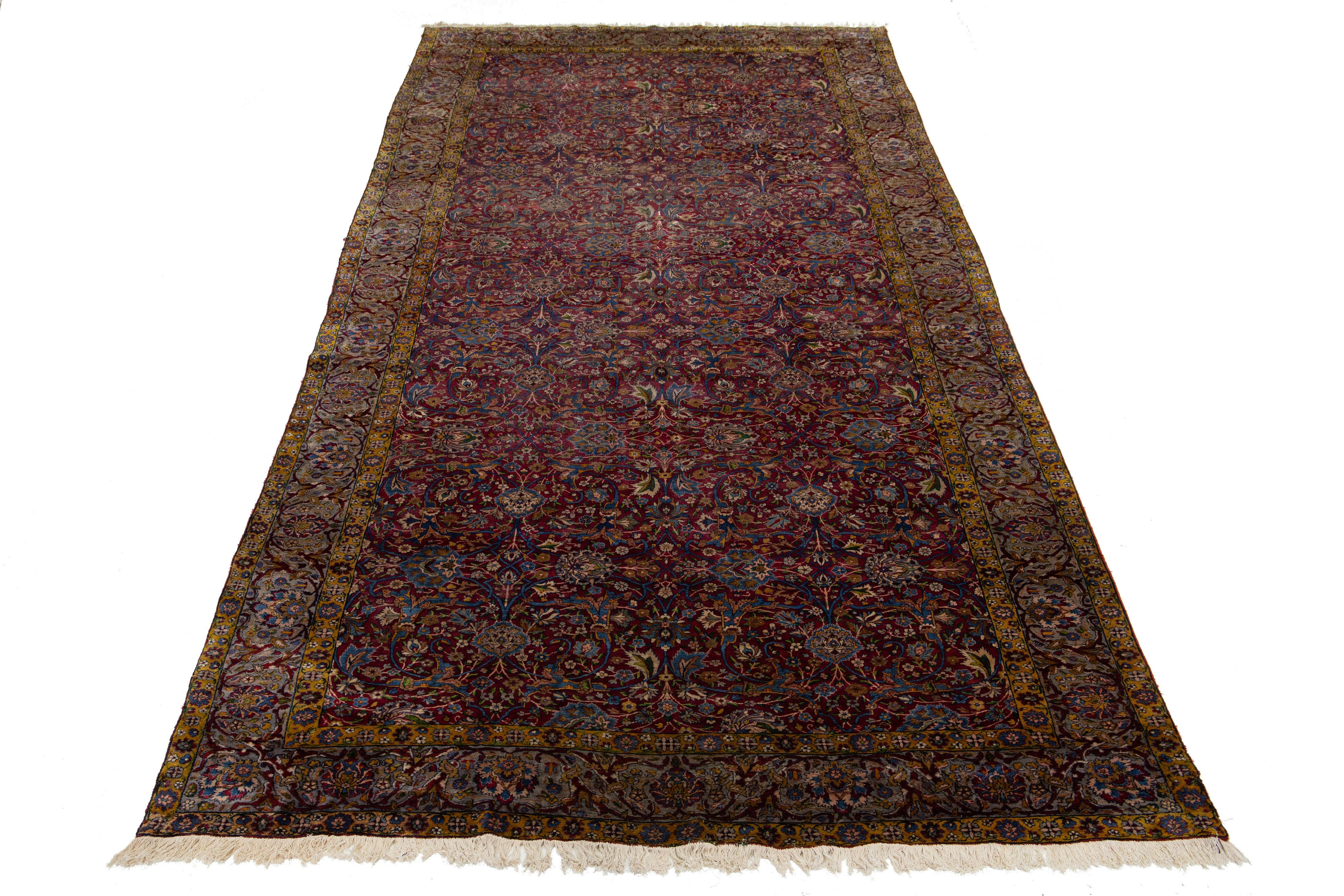 Questo antico tappeto persiano Tabriz del 1880 presenta uno splendido campo rosso decorato con un intricato motivo floreale, evidenziato da ricchi accenti multicolori.

Questo tappeto misura 8'8