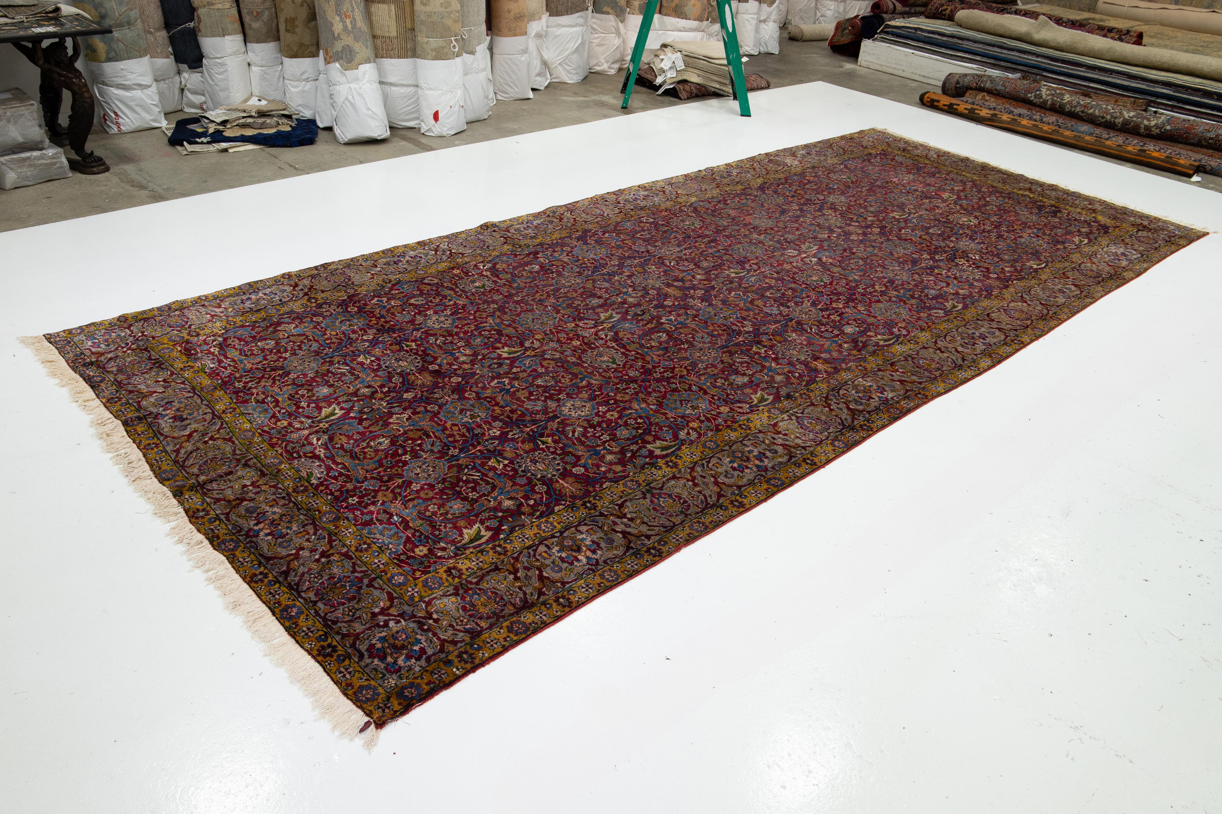 Persiano Tappeto antico in lana persiana Tabriz del 1880 con classico disegno floreale in rosso in vendita