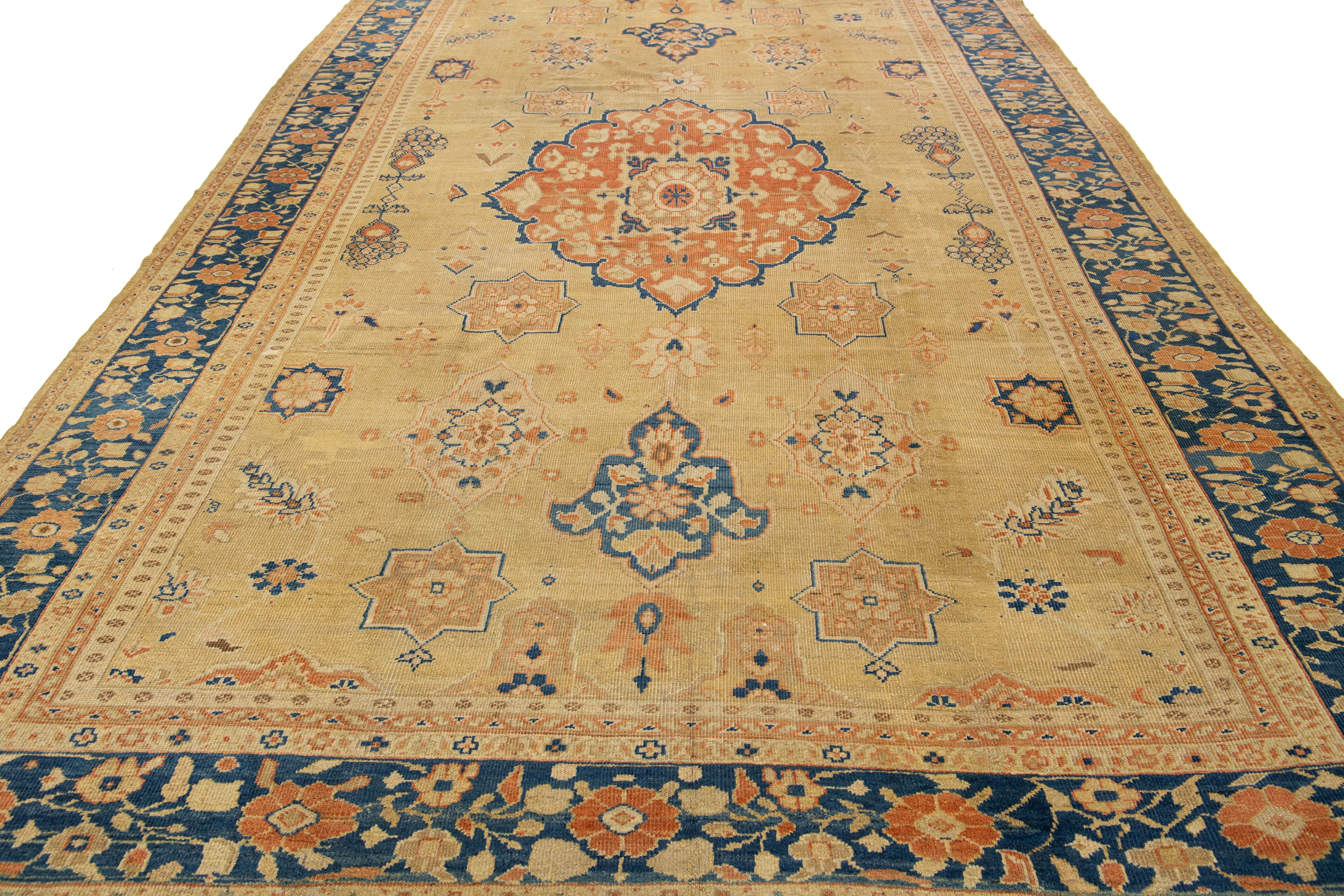 Tapis ancien Sultanabad en laine fait à la main en brun clair avec motif floral, années 1880 en vente 3