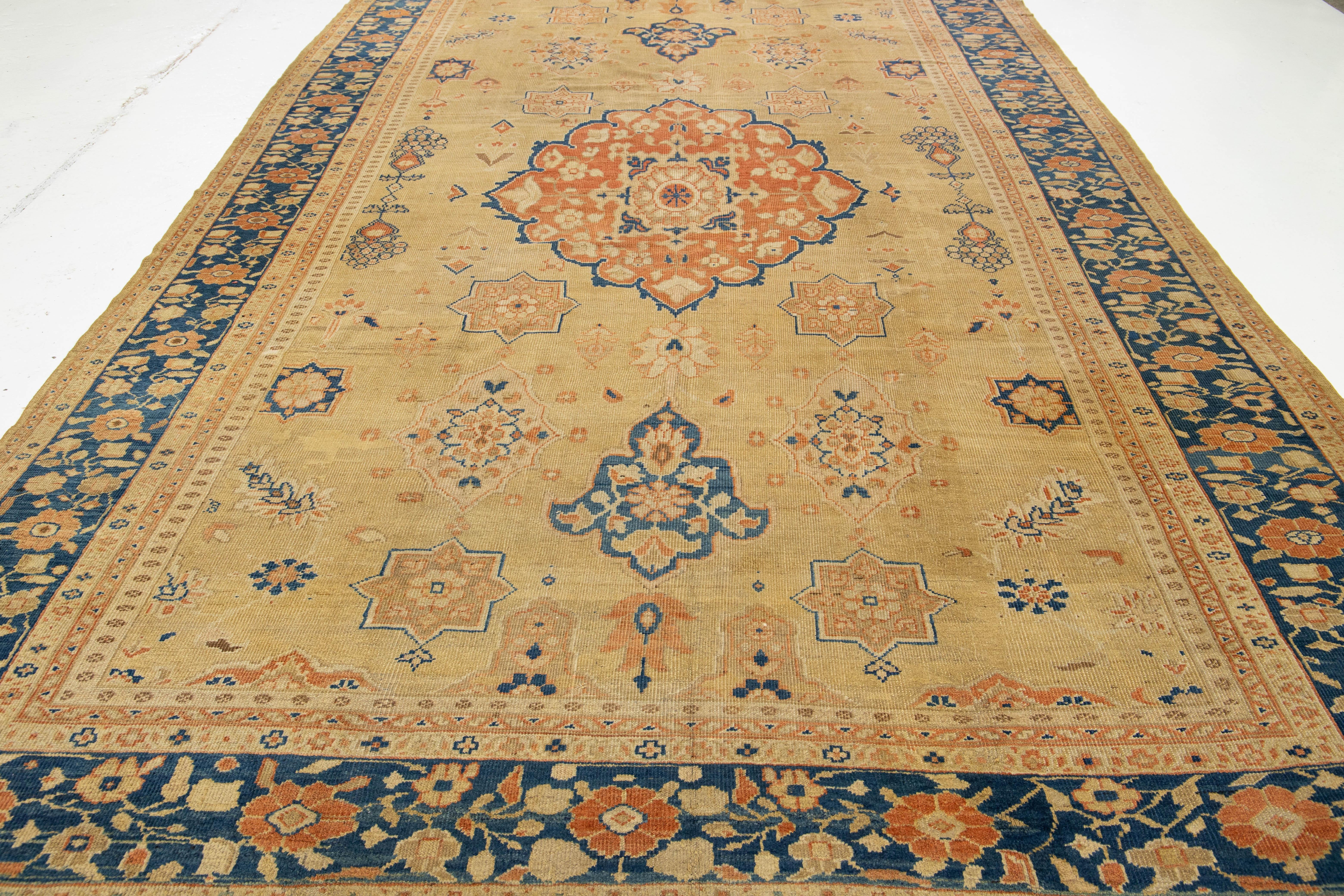 Tapis ancien Sultanabad en laine fait à la main en brun clair avec motif floral, années 1880 en vente 3
