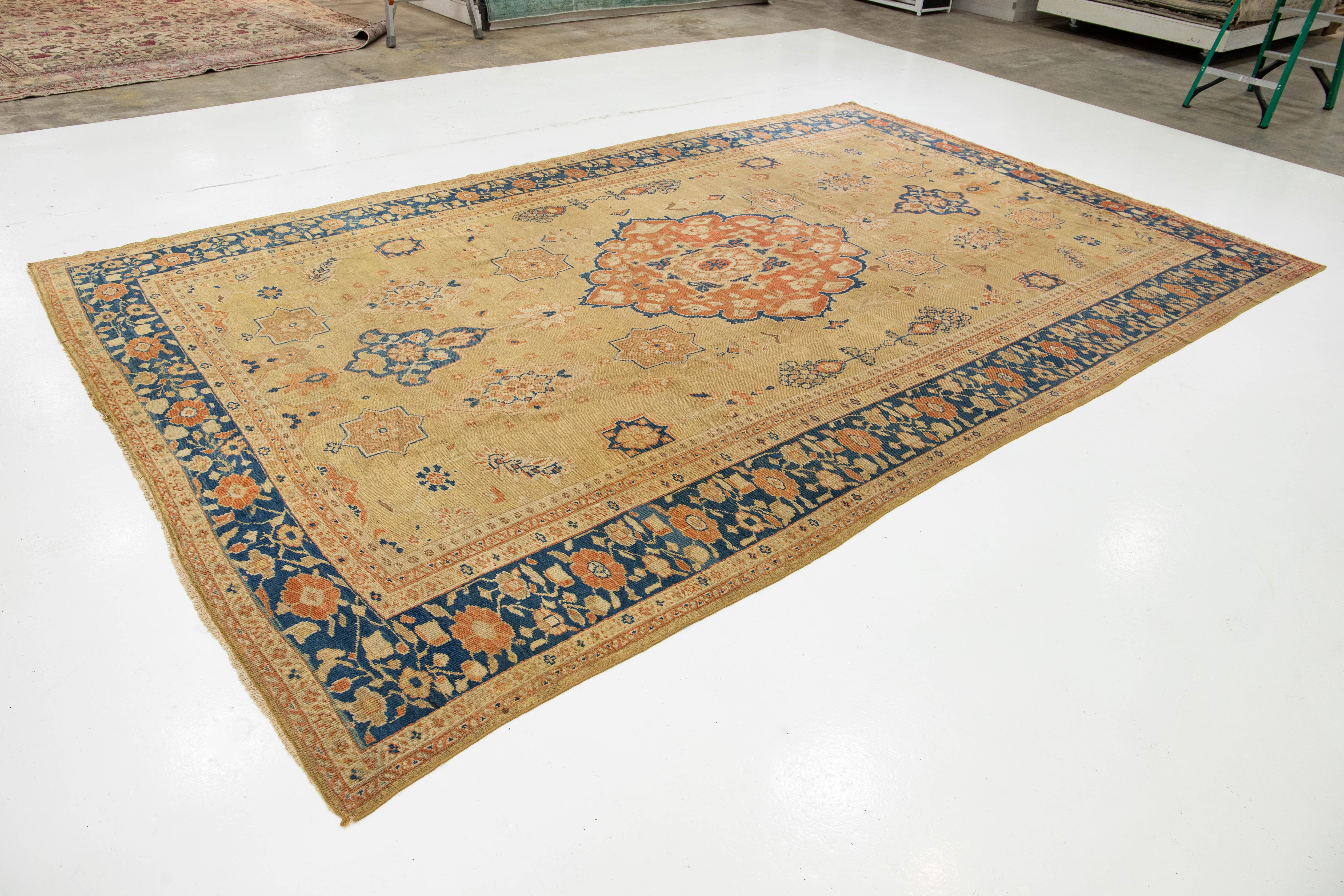 Perse Tapis ancien Sultanabad en laine fait à la main en brun clair avec motif floral, années 1880 en vente