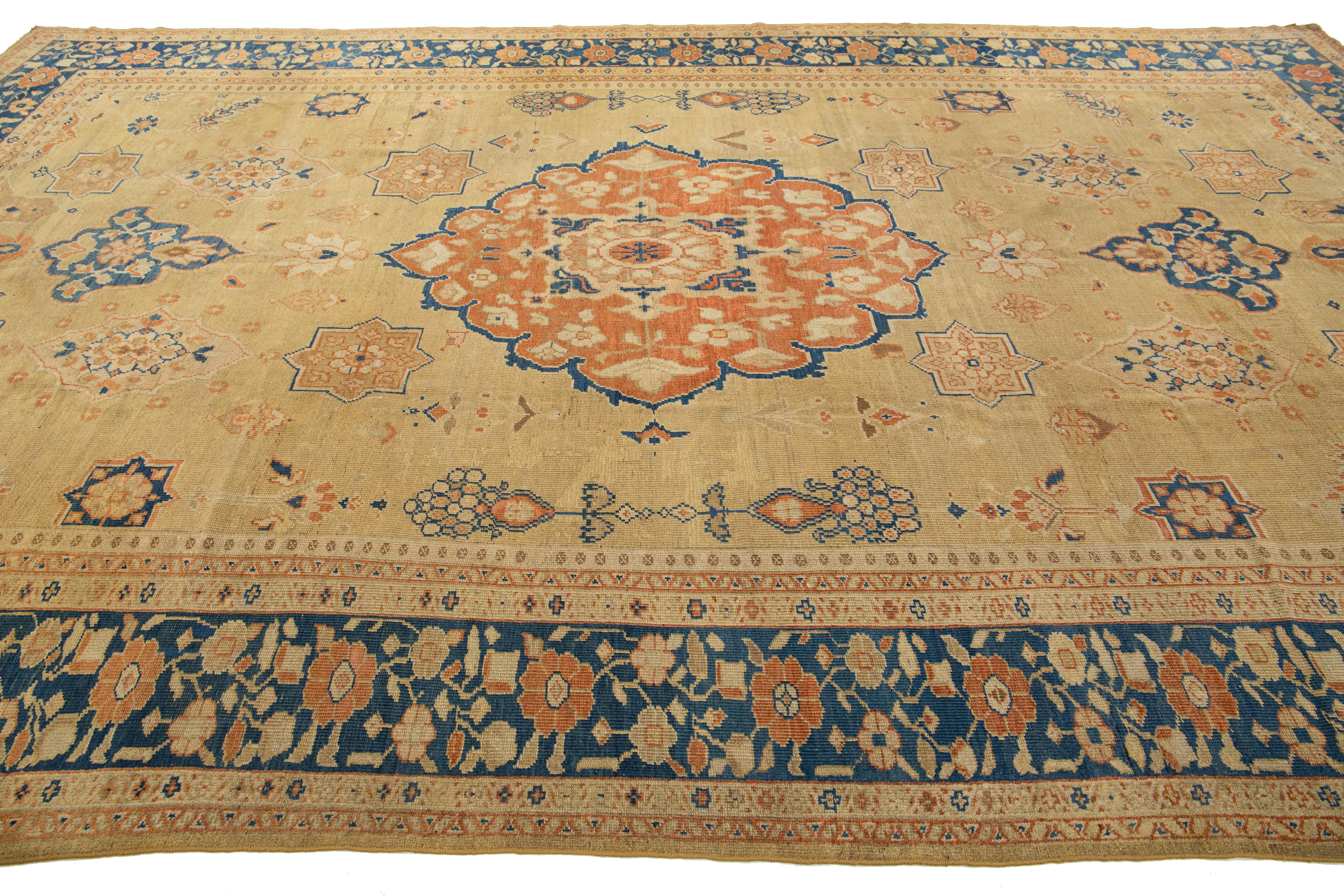 XIXe siècle Tapis ancien Sultanabad en laine fait à la main en brun clair avec motif floral, années 1880 en vente