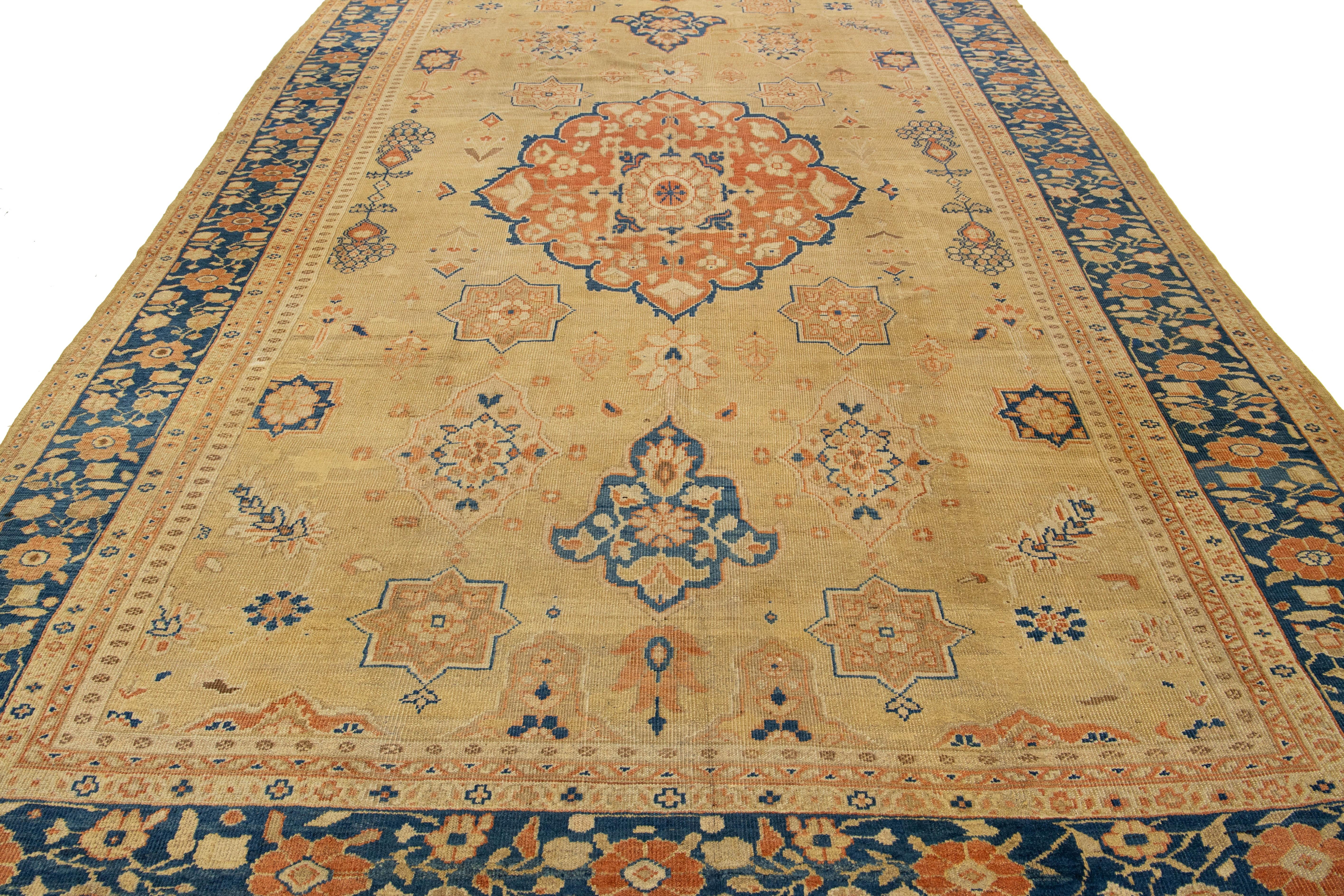 Tapis ancien Sultanabad en laine fait à la main en brun clair avec motif floral, années 1880 en vente 1