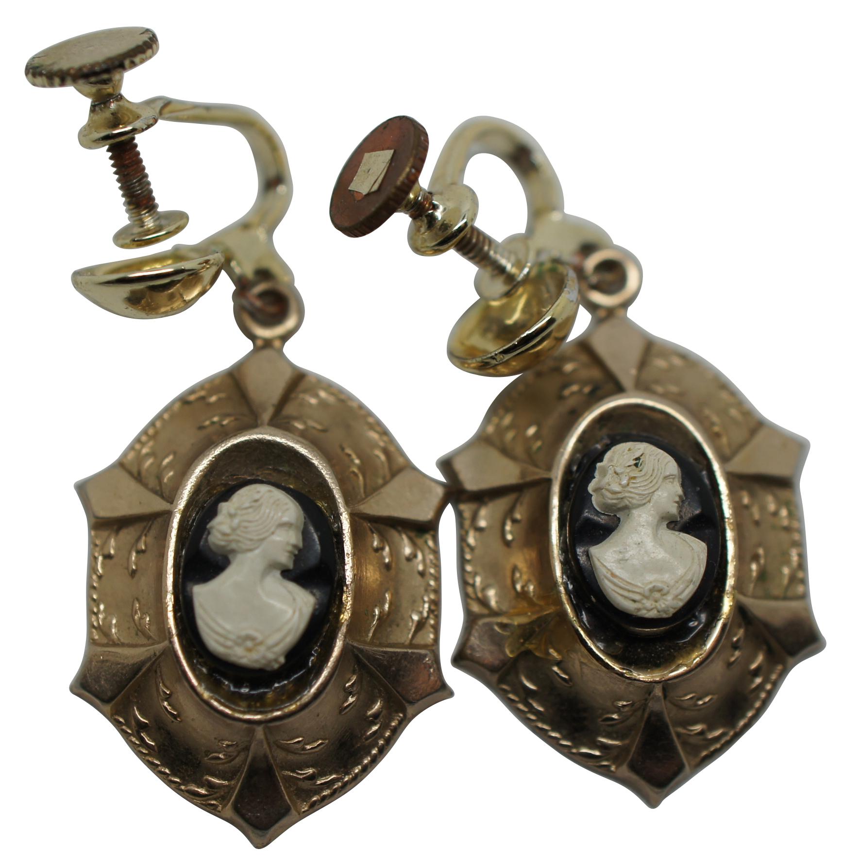 1880s Antique Victorian Etruscan Revival Cameo Pendant Necklace & Earrings In Good Condition In Dayton, OH