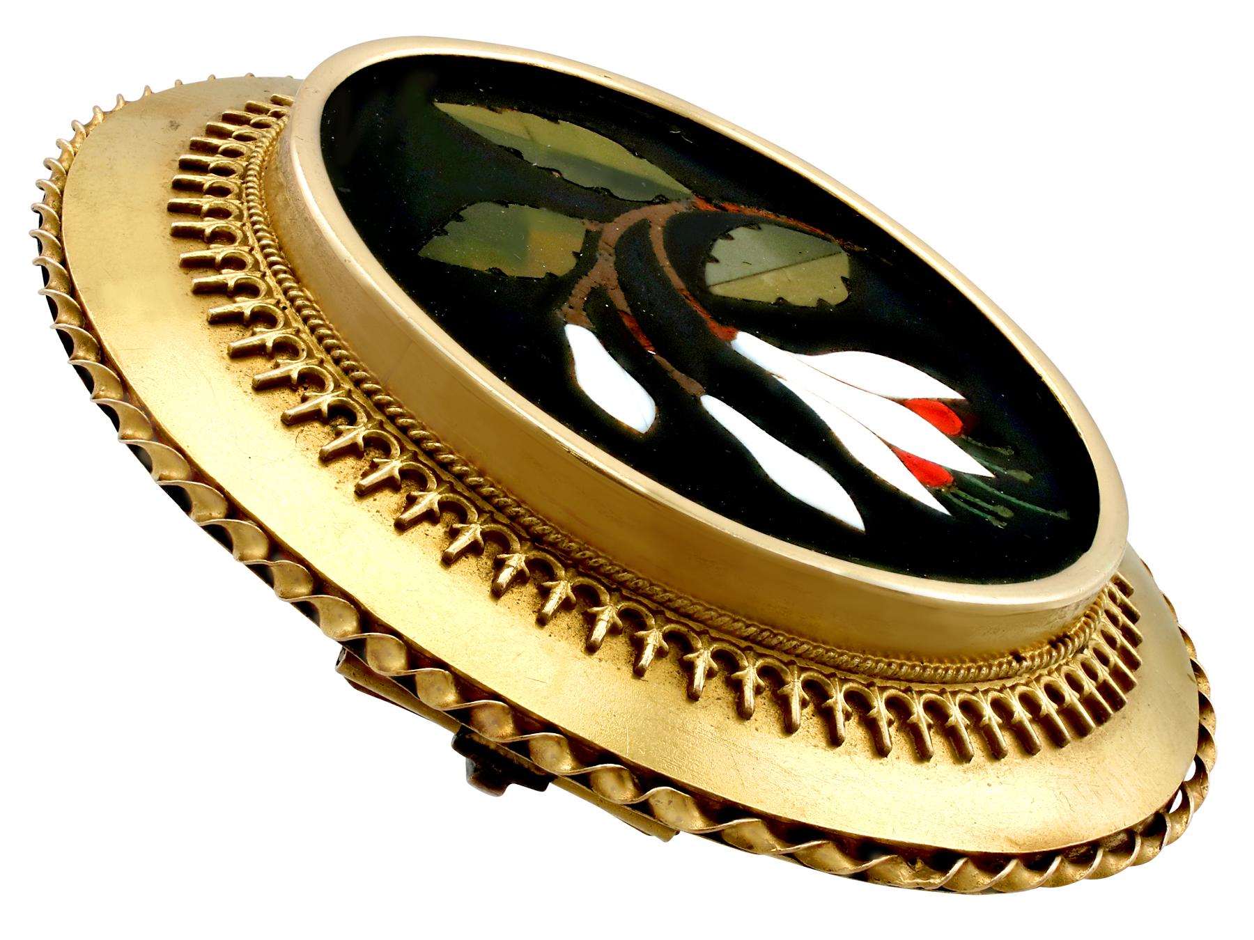 Women's or Men's 1880s Antique Victorian Hardstone Pietra Dura Yellow Gold Brooch For Sale