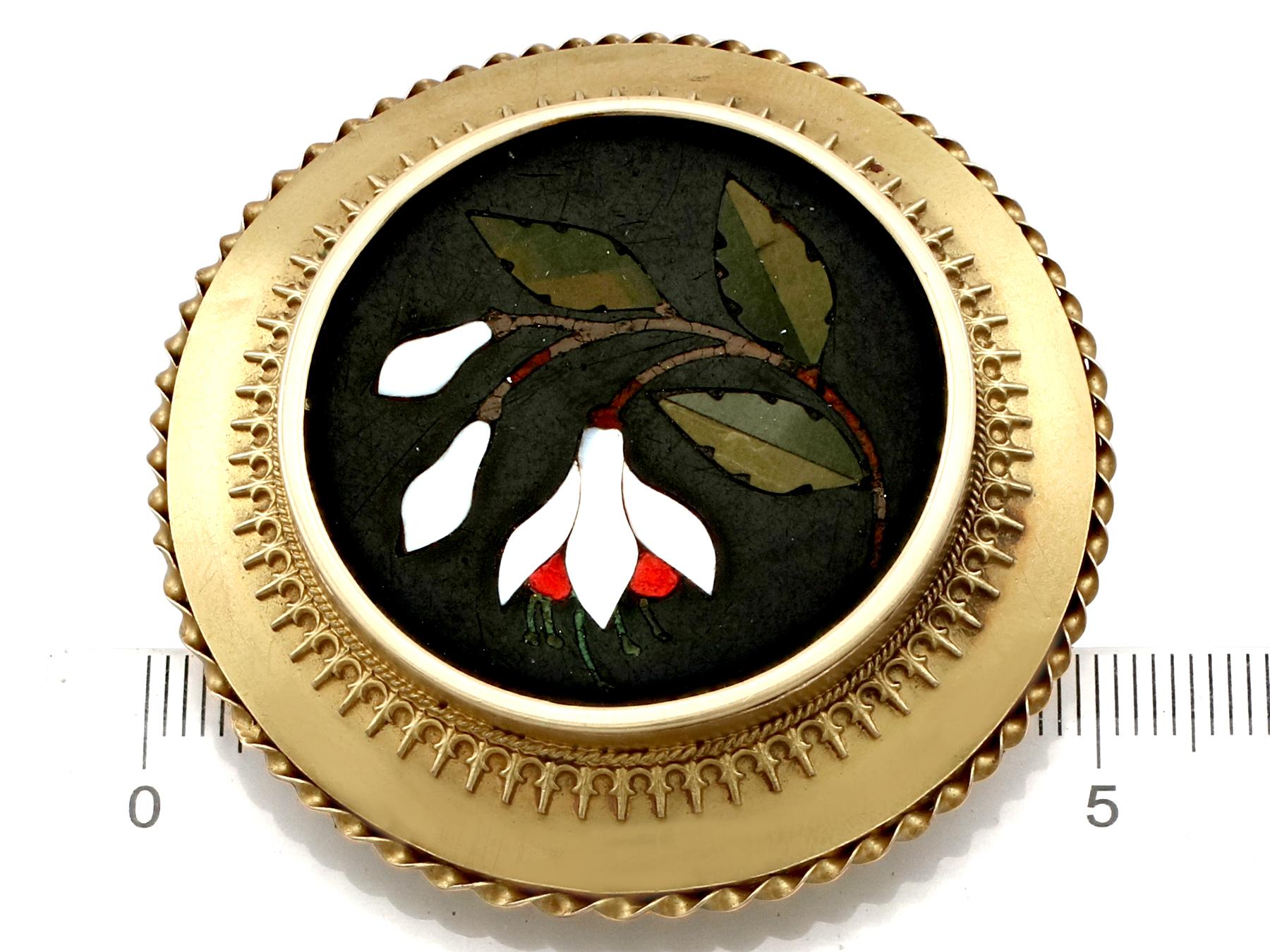 1880s Antique Victorian Hardstone Pietra Dura Yellow Gold Brooch For Sale 4