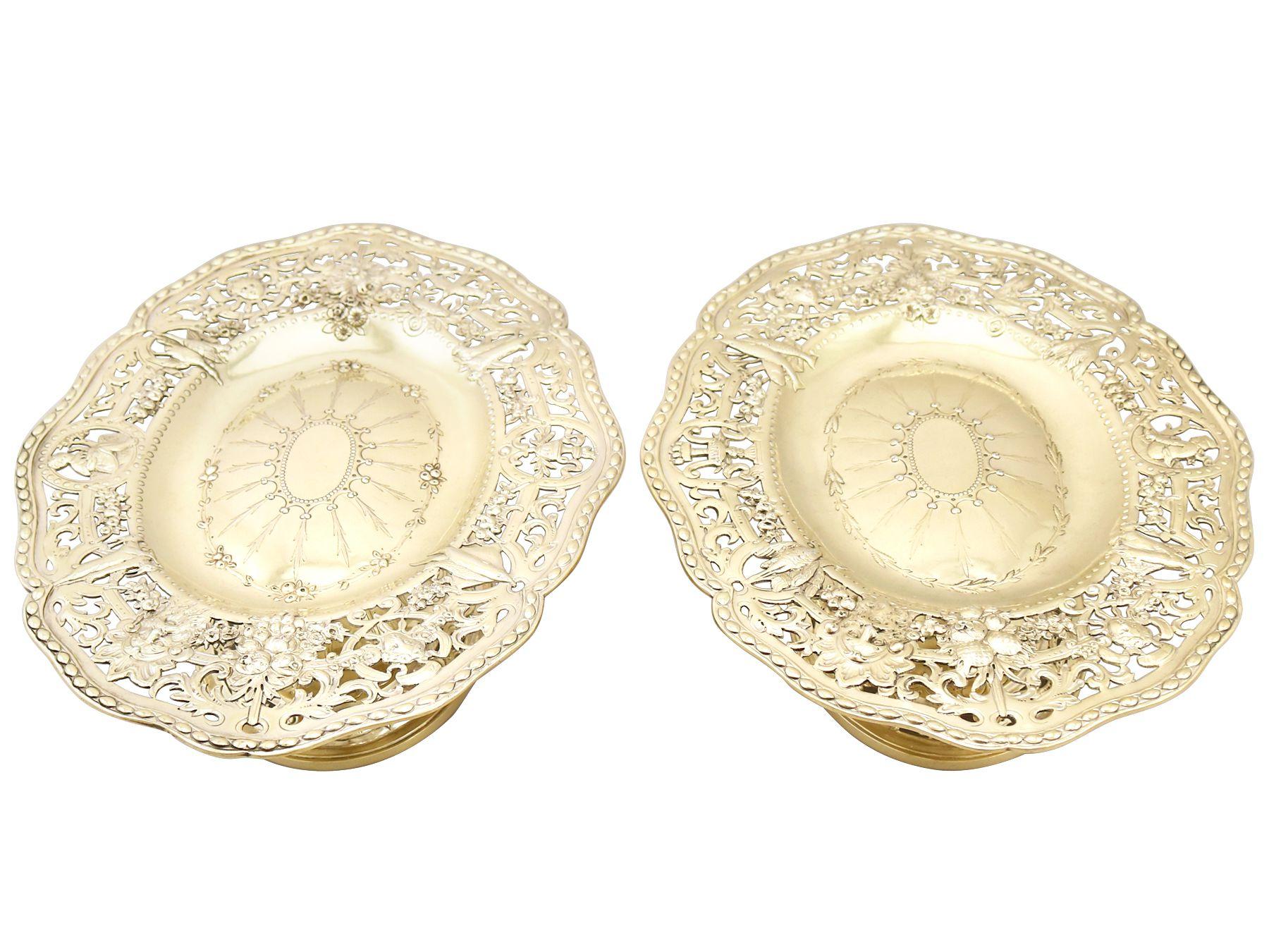 A magnificent, fine and impressive, pair of antique Victorian English sterling silver gilt tazzas / centerpieces; an addition to our silverware collection.

These exceptional antique Victorian sterling silver gilt tazza/centerpieces have an oval