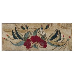 Beiger, antiker, handgeknüpfter Florteppich im amerikanischen Volkskunststil mit rotem Rosenmuster aus den 1880er Jahren