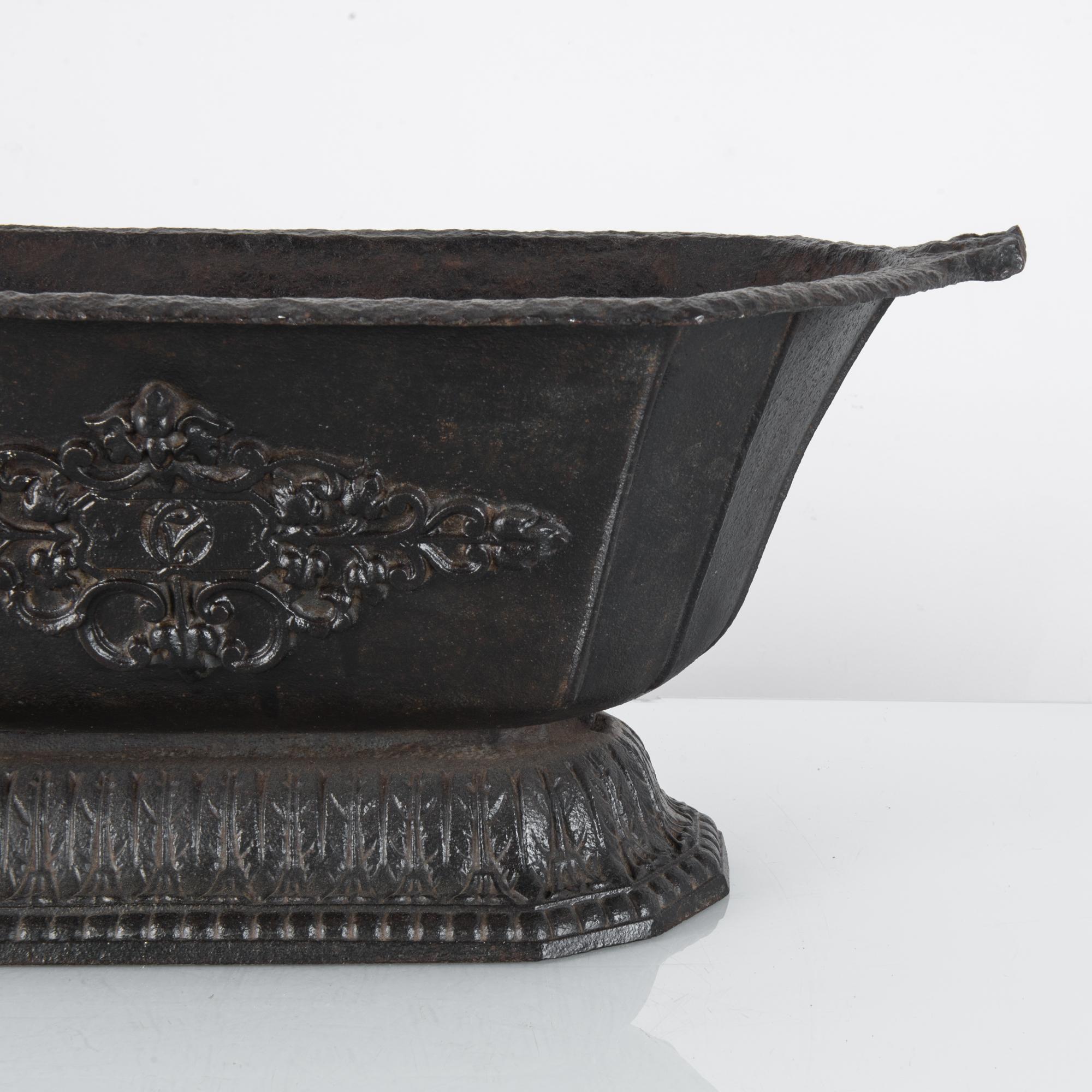1880s Belgian Cast Iron Planter In Good Condition In High Point, NC