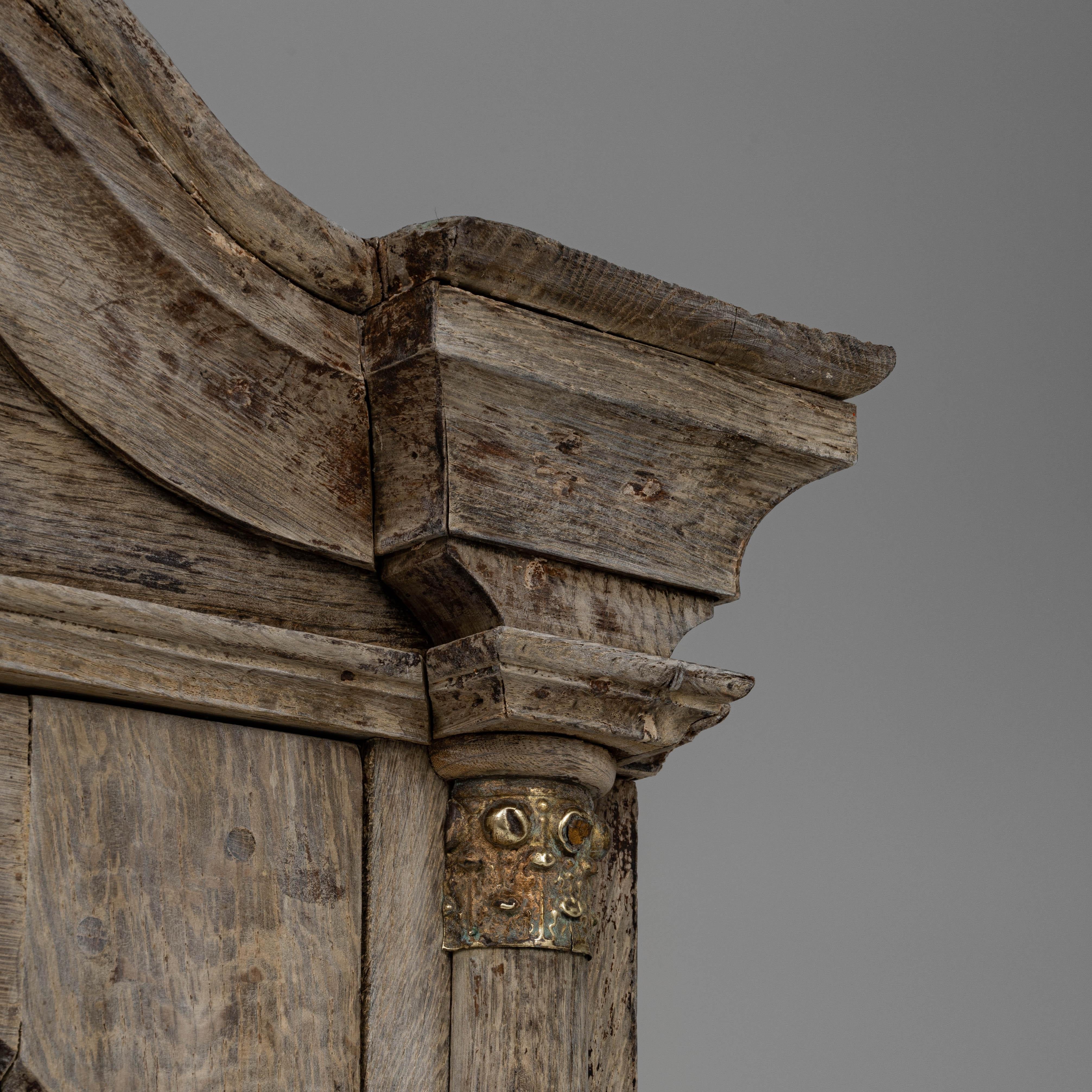 1880s Belgian Louis XVI-Style Oak Vitrine in vendita 3