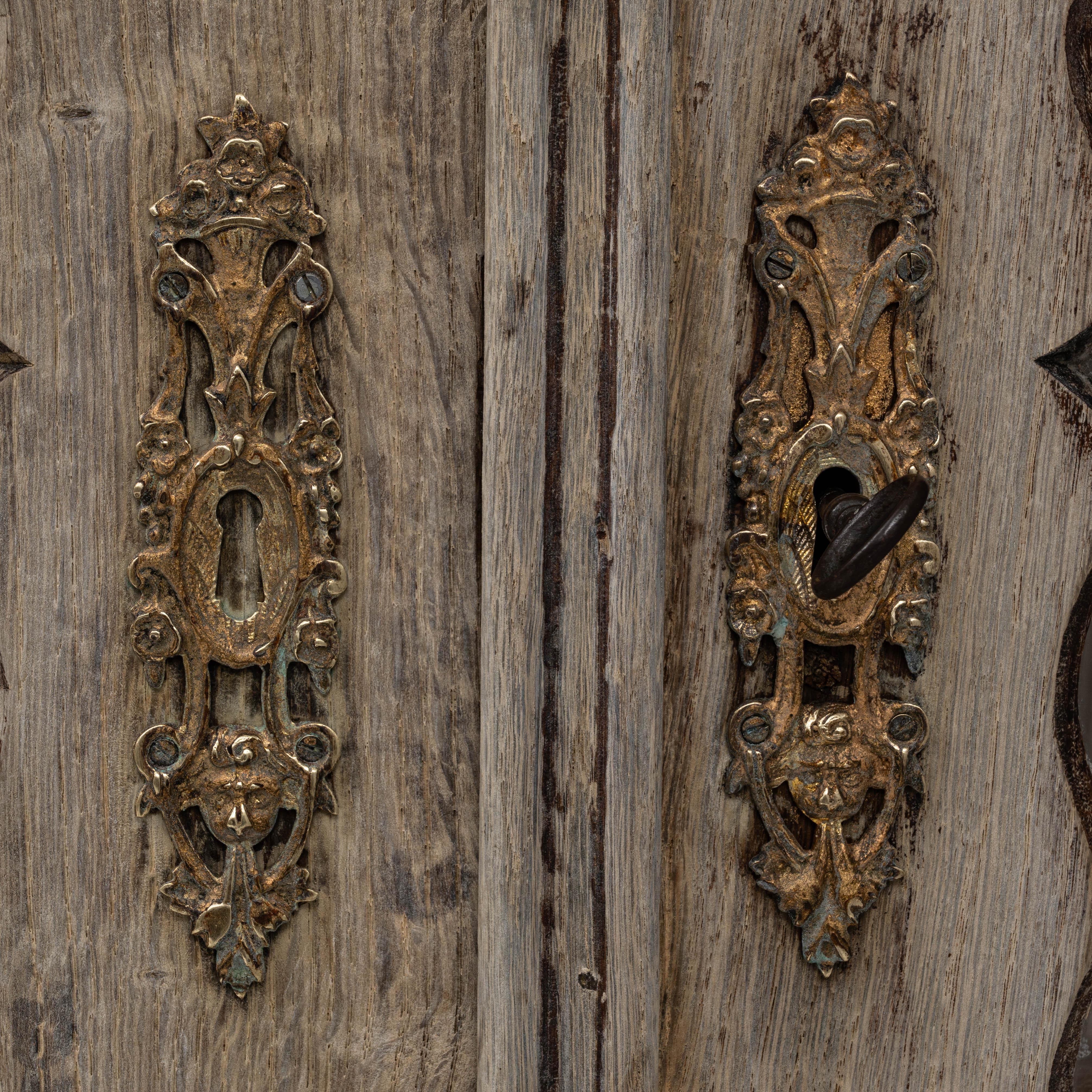 1880s Belgian Louis XVI-Style Oak Vitrine in vendita 4