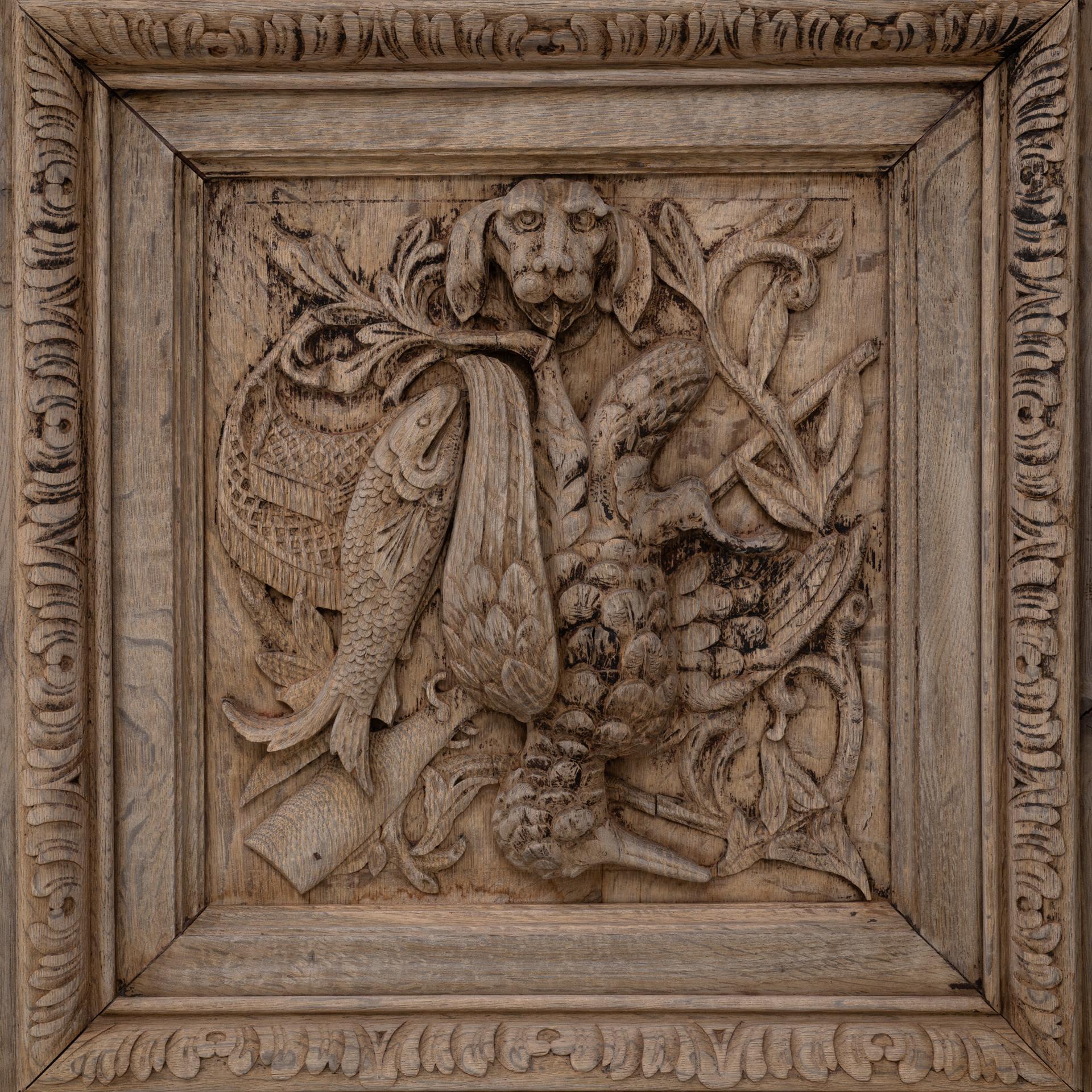 Vitrine en chêne belge des années 1880 avec sculptures ornées en vente 5