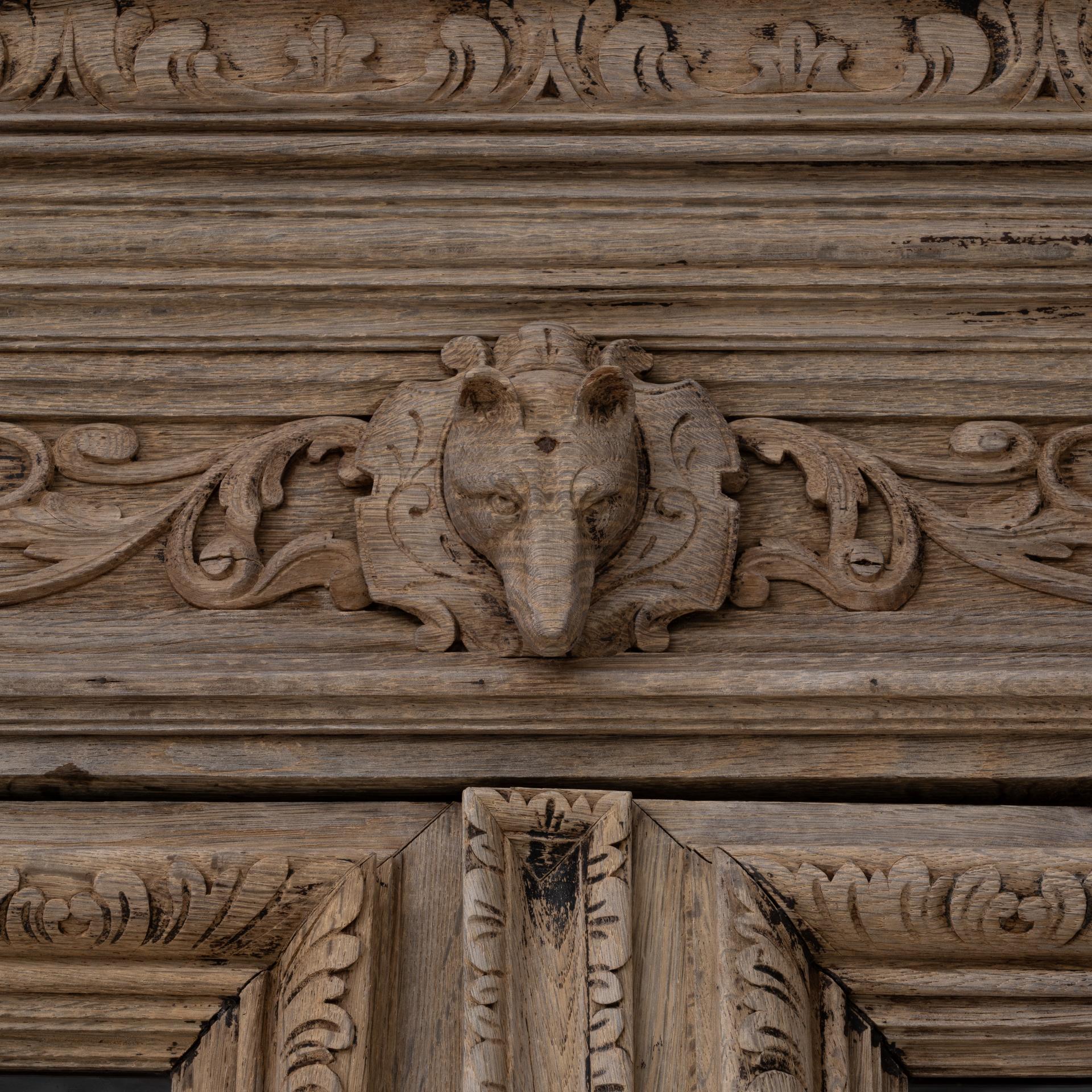 Vitrine en chêne belge des années 1880 avec sculptures ornées en vente 9