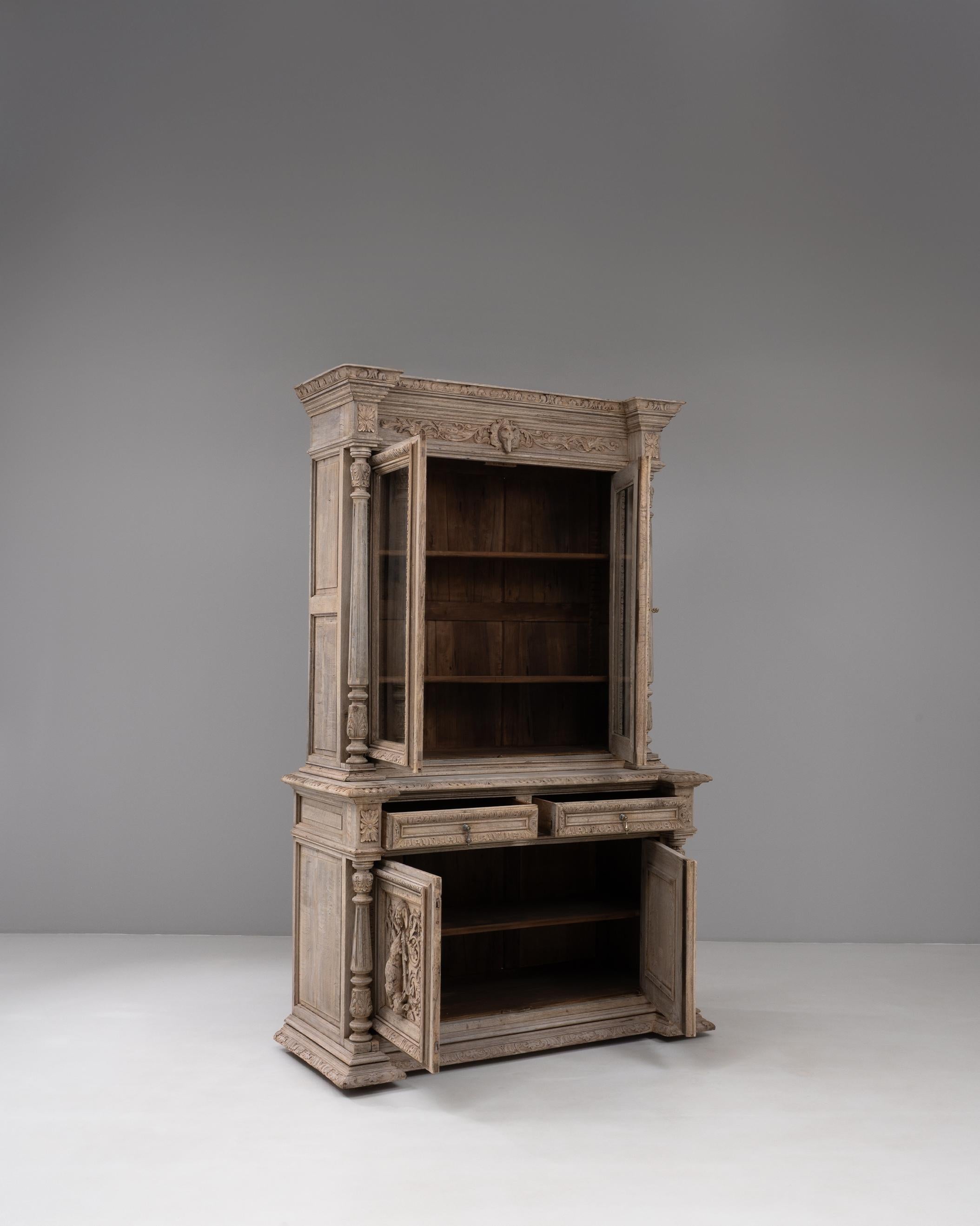 XIXe siècle Vitrine en chêne belge des années 1880 avec sculptures ornées en vente