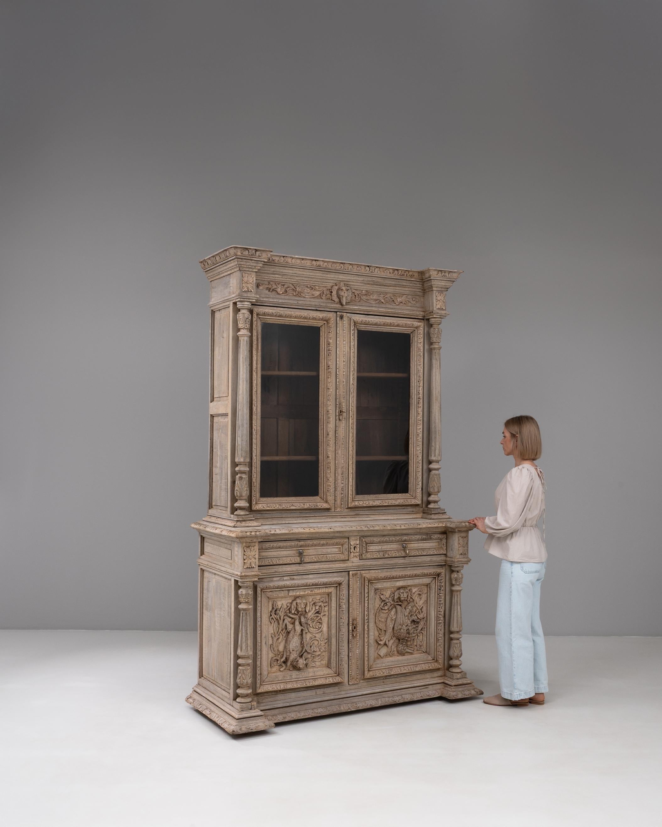 Chêne Vitrine en chêne belge des années 1880 avec sculptures ornées en vente