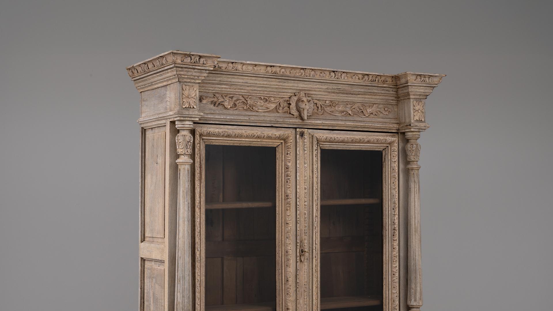 Vitrine en chêne belge des années 1880 avec sculptures ornées en vente 2