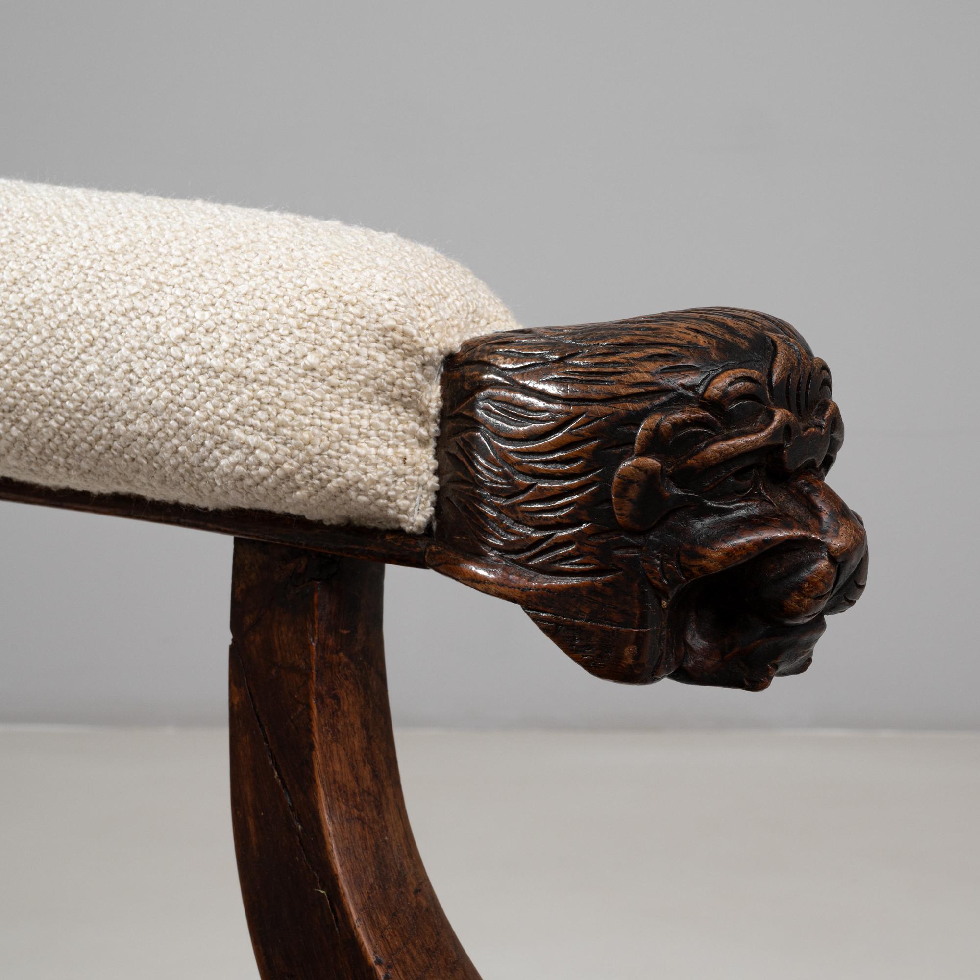 Belgischer Regency-Sessel aus Holz mit geschnitzten Löwenköpfen aus den 1880er Jahren im Angebot 7