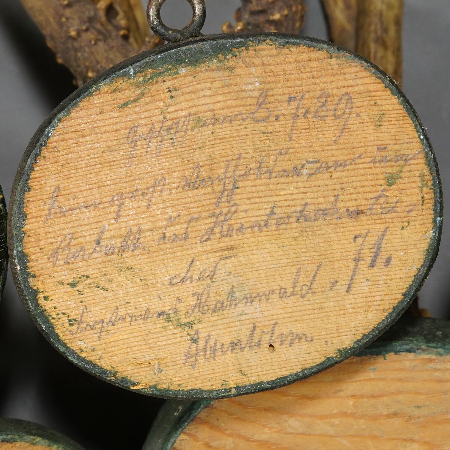 Ensemble de trophées de cerfs de Black Forest des années 1880 sur plaques en bois tourné en vente 1